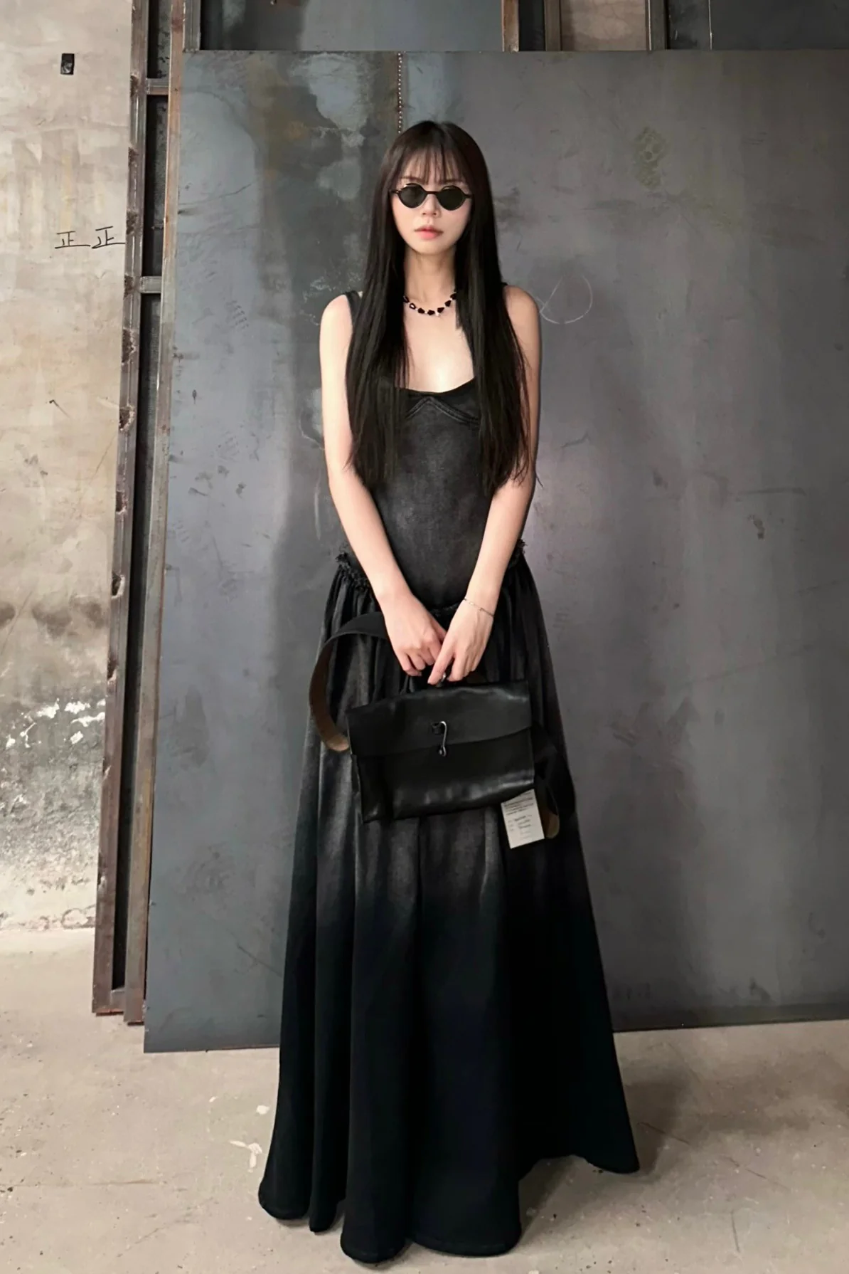 AVIVA JIFEI XUE X Tagliovivo 24 Autumn and Winter Flower Dye Wide Shoulder Strap Bag Craftsman AJX-DOCTOR W-HEI Black - Image 5