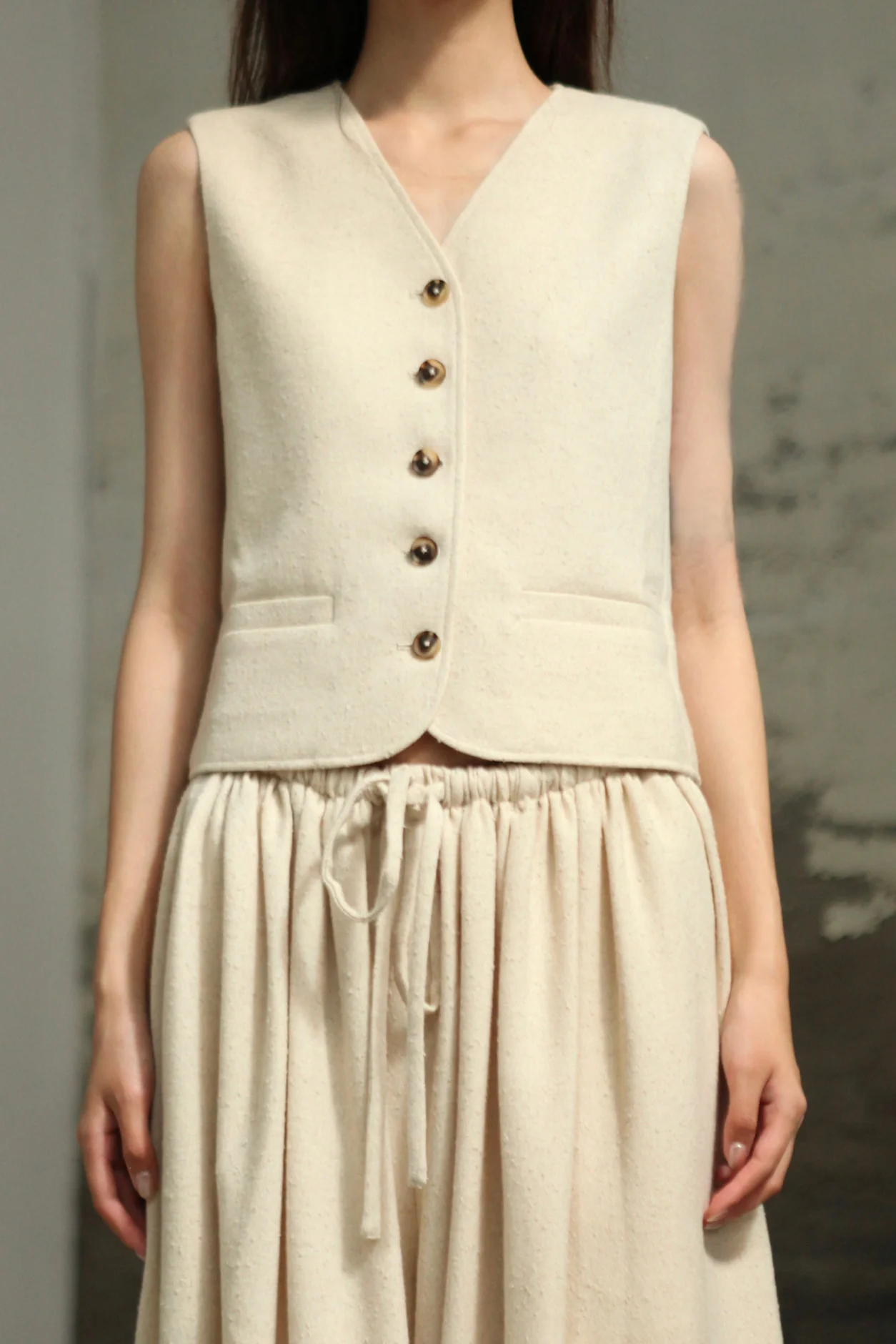 INTO THE EAST 2025 Autumn/Winter Ivory White Textured V-neck Vest/Lantern Pants ITE-E1DGAW100IY20VE-XYB Vest