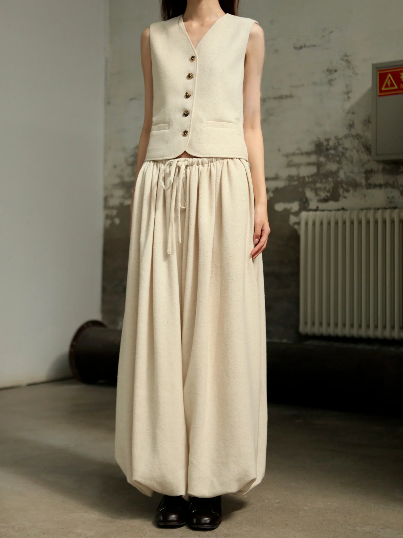 INTO THE EAST 2025 Autumn/Winter Ivory White Textured V-neck Vest/Lantern Pants ITE-E1DGAW100IY20VE-XYB Vest - Image 3