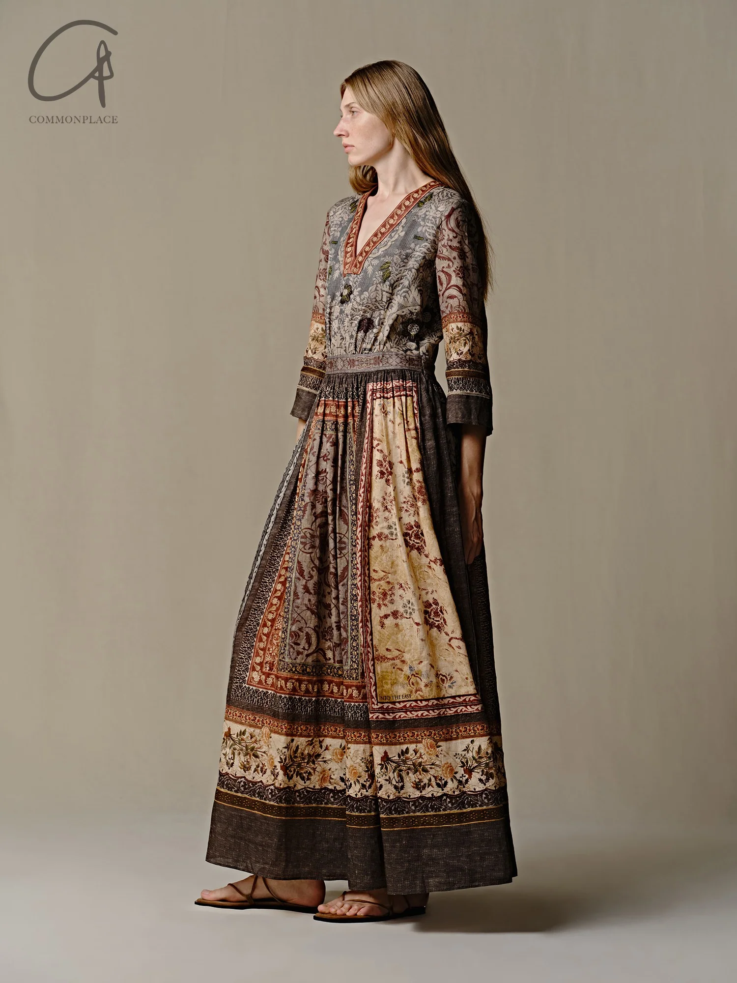 INTO THE EAST 25 Spring/Summer Ramie Print V-Neck Dress with Sleeves ITE-E1DGSS002NCC21DS-HUA Print - Image 9