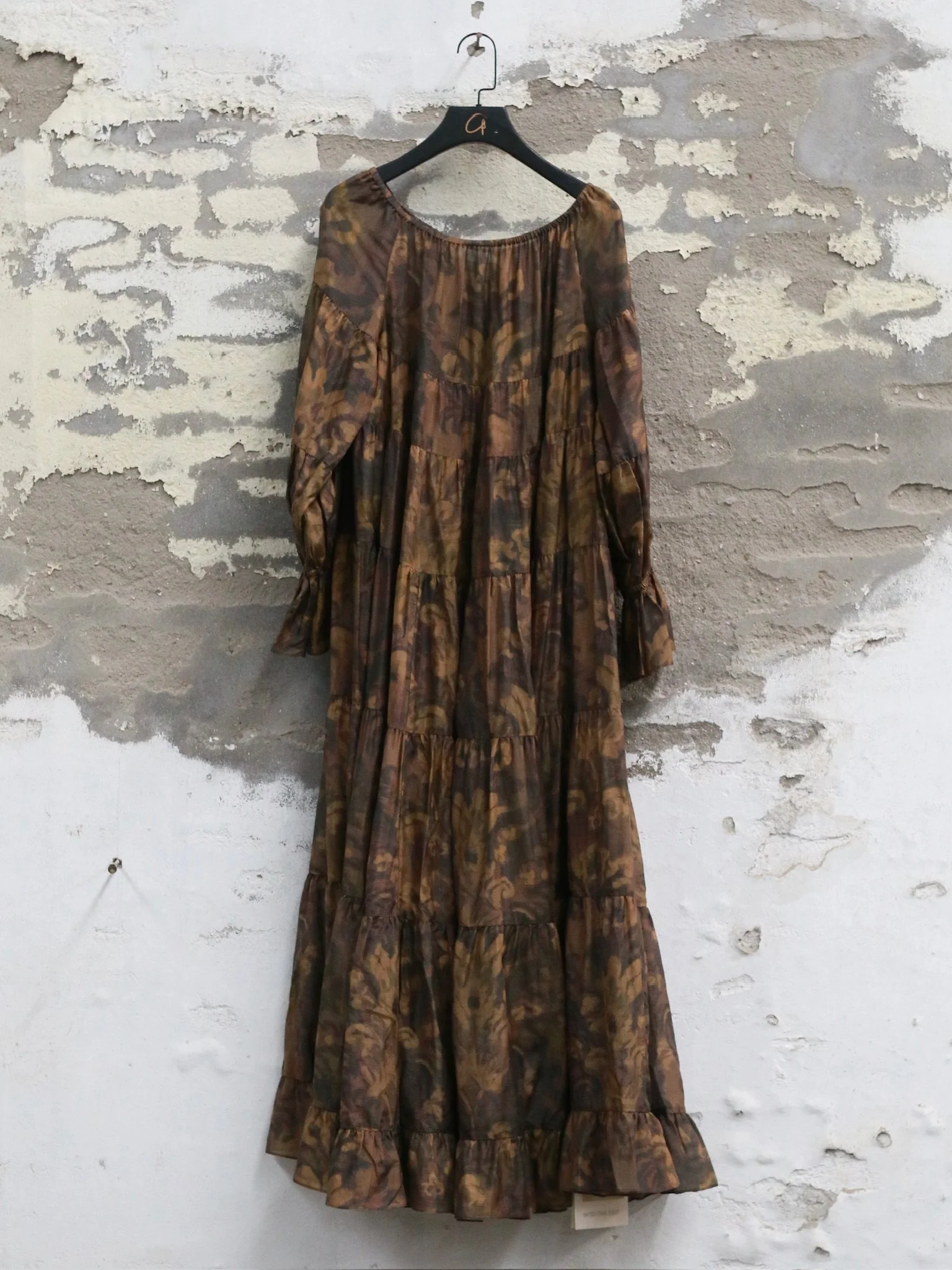 INTO THE EAST Spring/Summer 2026: Acanthus Oil Paint Long-Sleeved Loose-Fitting Tower Dress ITE-E1JBSSDS21007BR-CZ (Tea Brown) - Image 10