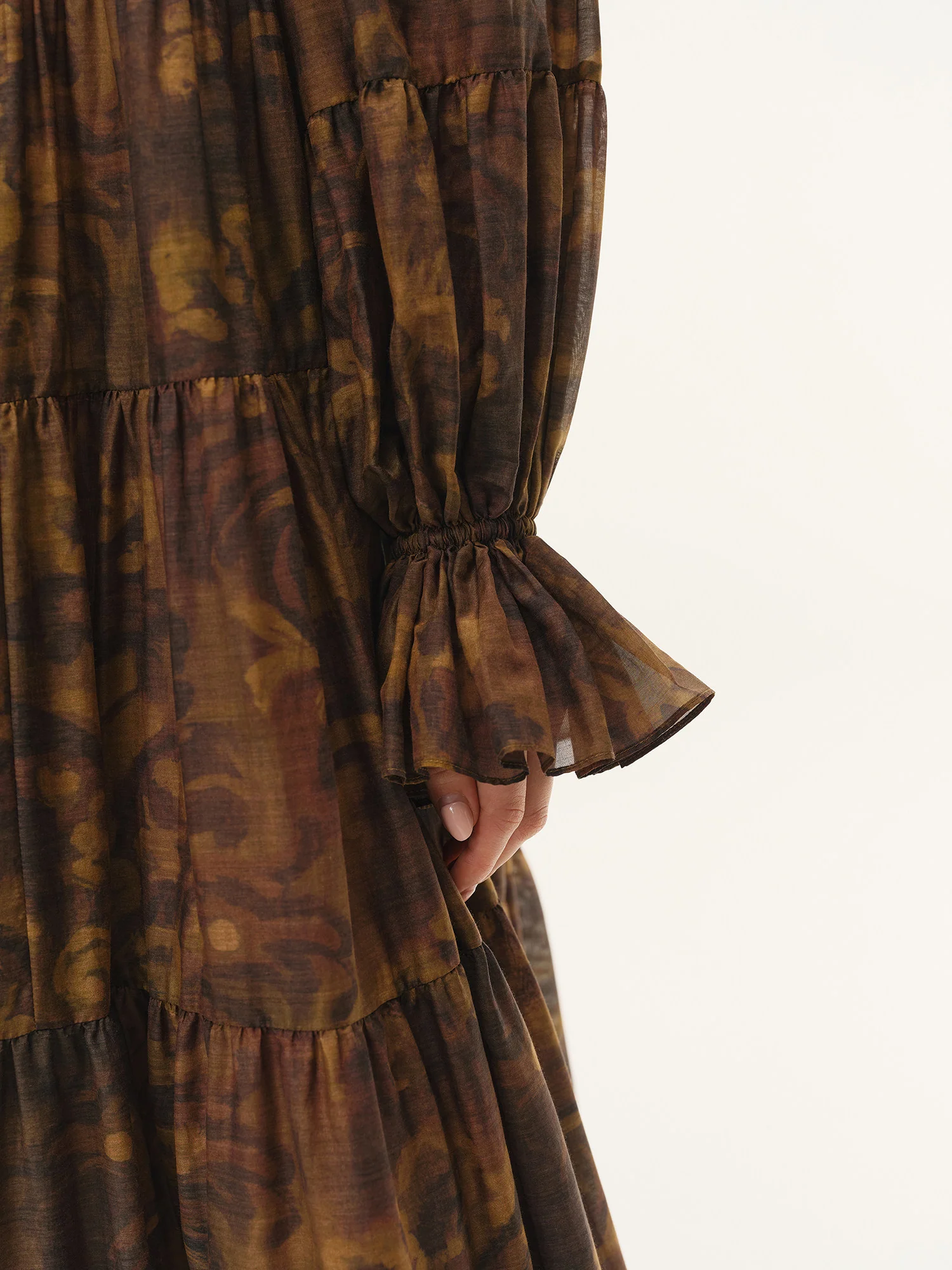 INTO THE EAST Spring/Summer 2026: Acanthus Oil Paint Long-Sleeved Loose-Fitting Tower Dress ITE-E1JBSSDS21007BR-CZ (Tea Brown) - Image 11
