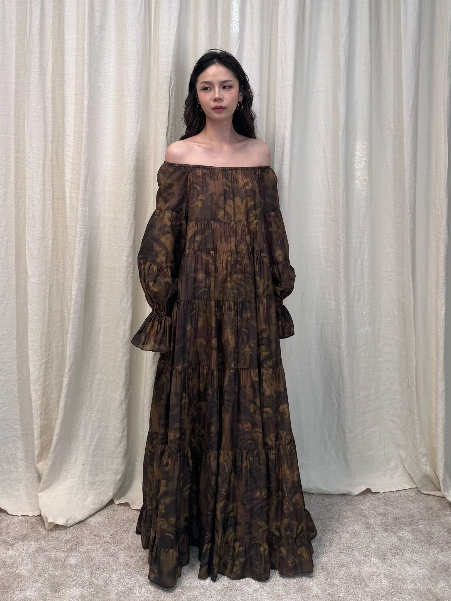INTO THE EAST Spring/Summer 2026: Acanthus Oil Paint Long-Sleeved Loose-Fitting Tower Dress ITE-E1JBSSDS21007BR-CZ (Tea Brown) - Image 17