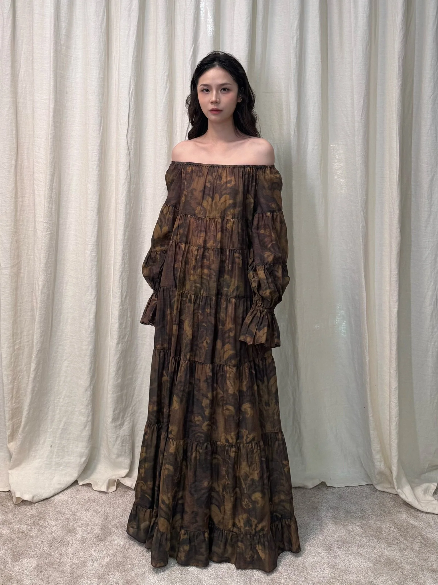 INTO THE EAST Spring/Summer 2026: Acanthus Oil Paint Long-Sleeved Loose-Fitting Tower Dress ITE-E1JBSSDS21007BR-CZ (Tea Brown) - Image 18