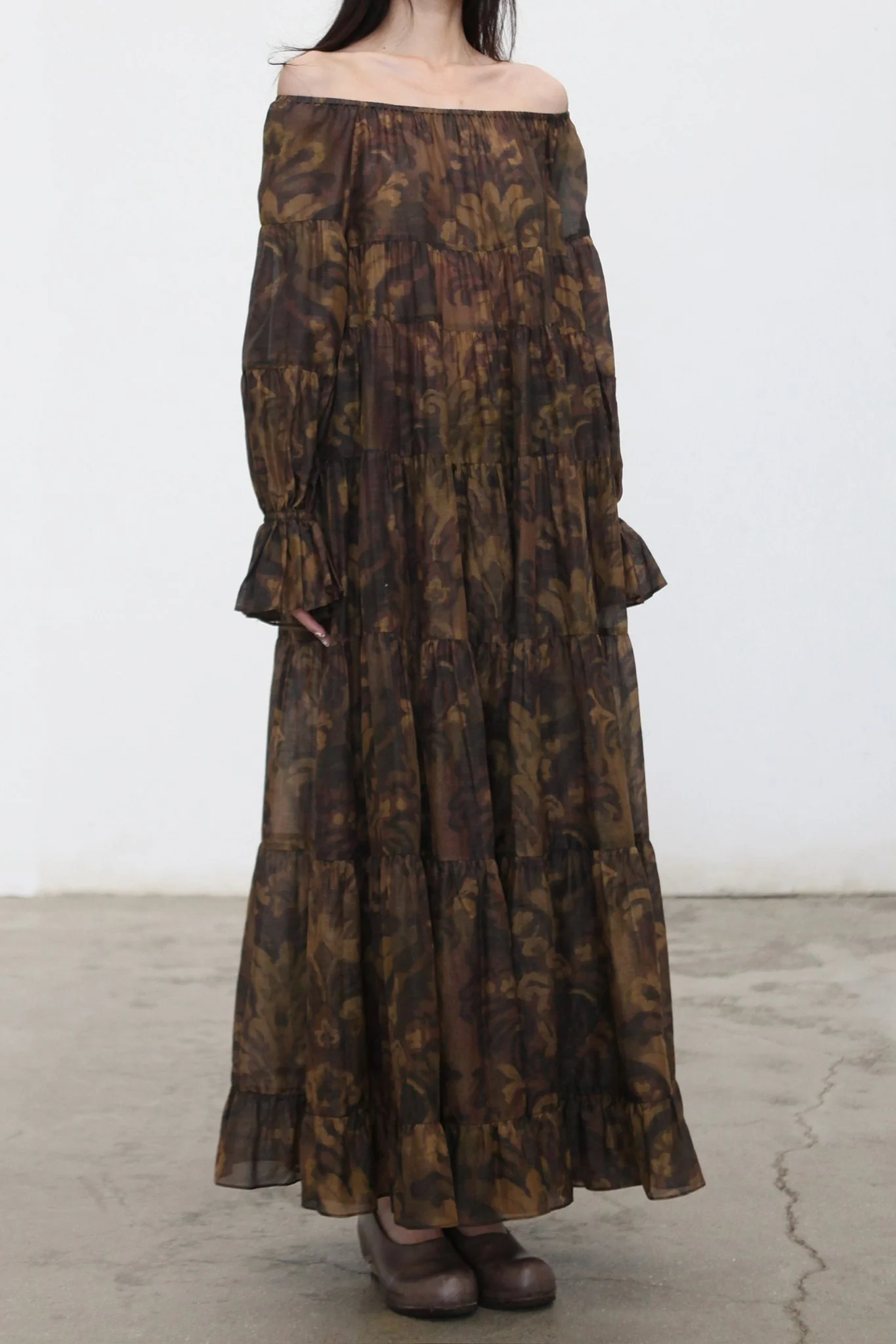 INTO THE EAST Spring/Summer 2026: Acanthus Oil Paint Long-Sleeved Loose-Fitting Tower Dress ITE-E1JBSSDS21007BR-CZ (Tea Brown) - Image 2