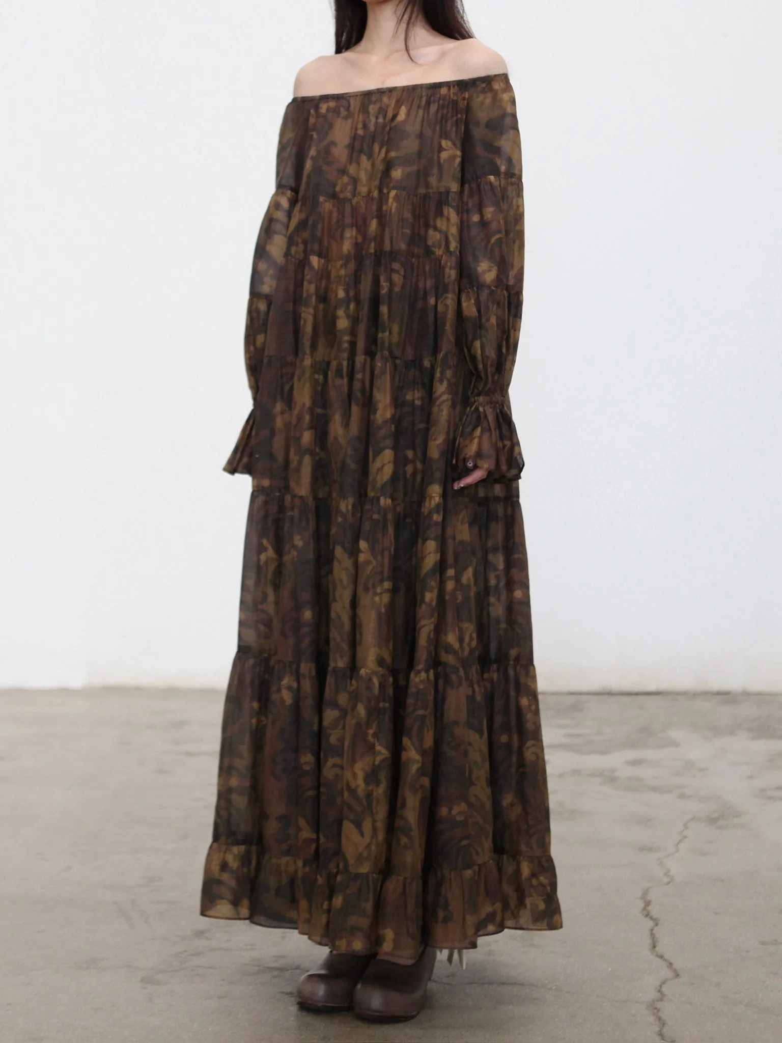 INTO THE EAST Spring/Summer 2026: Acanthus Oil Paint Long-Sleeved Loose-Fitting Tower Dress ITE-E1JBSSDS21007BR-CZ (Tea Brown) - Image 3