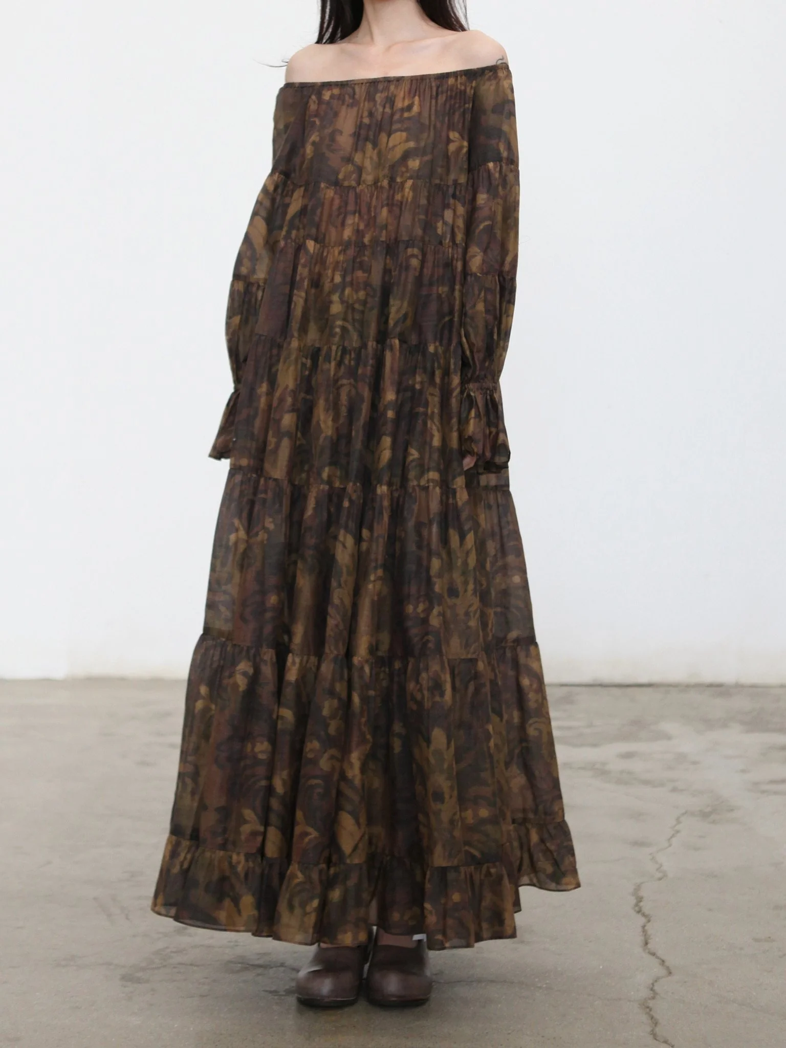 INTO THE EAST Spring/Summer 2026: Acanthus Oil Paint Long-Sleeved Loose-Fitting Tower Dress ITE-E1JBSSDS21007BR-CZ (Tea Brown) - Image 4