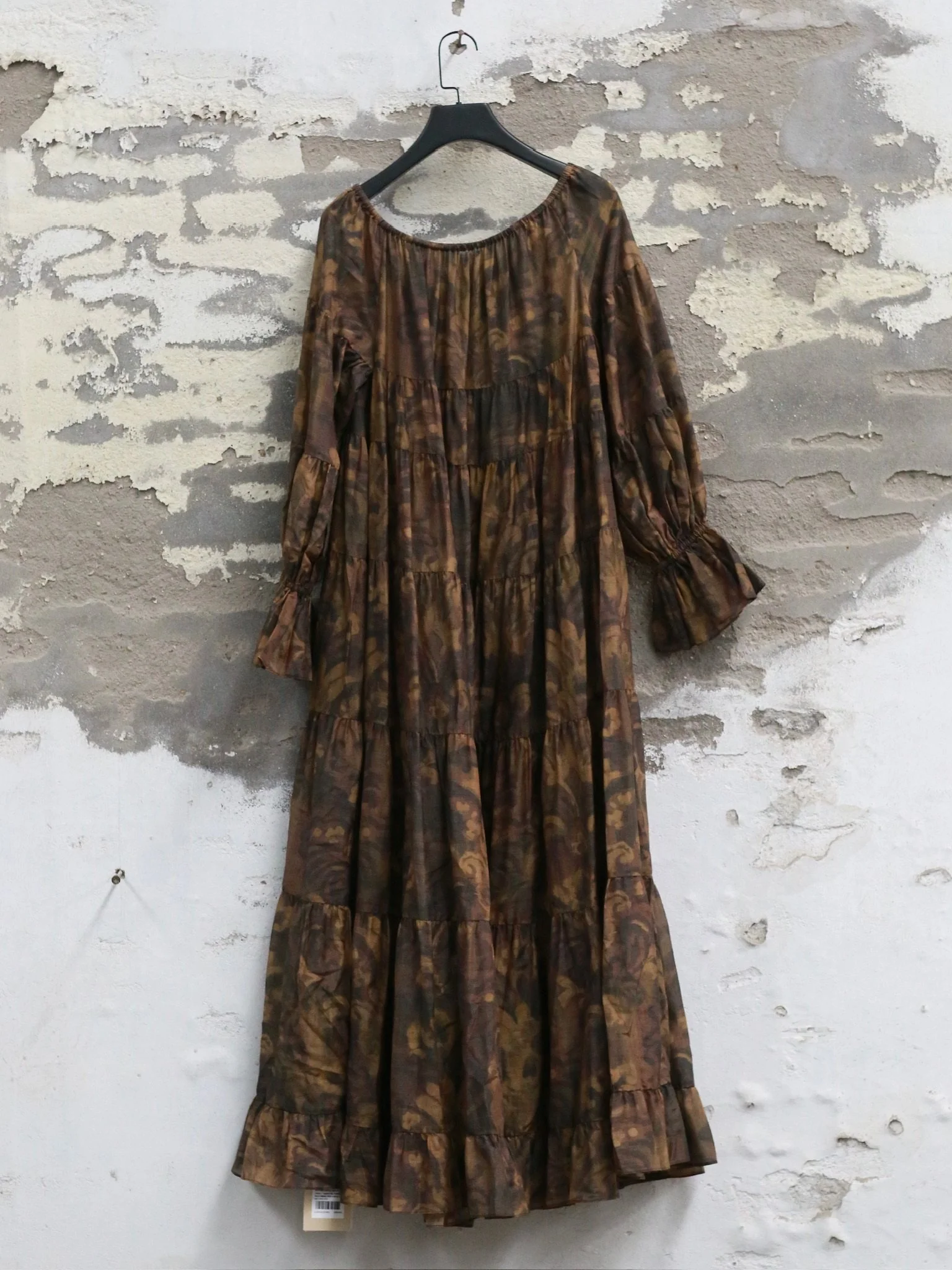INTO THE EAST Spring/Summer 2026: Acanthus Oil Paint Long-Sleeved Loose-Fitting Tower Dress ITE-E1JBSSDS21007BR-CZ (Tea Brown) - Image 6
