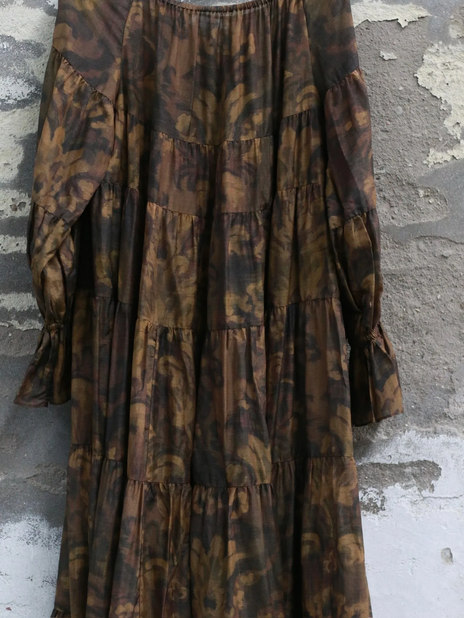 INTO THE EAST Spring/Summer 2026: Acanthus Oil Paint Long-Sleeved Loose-Fitting Tower Dress ITE-E1JBSSDS21007BR-CZ (Tea Brown) - Image 7