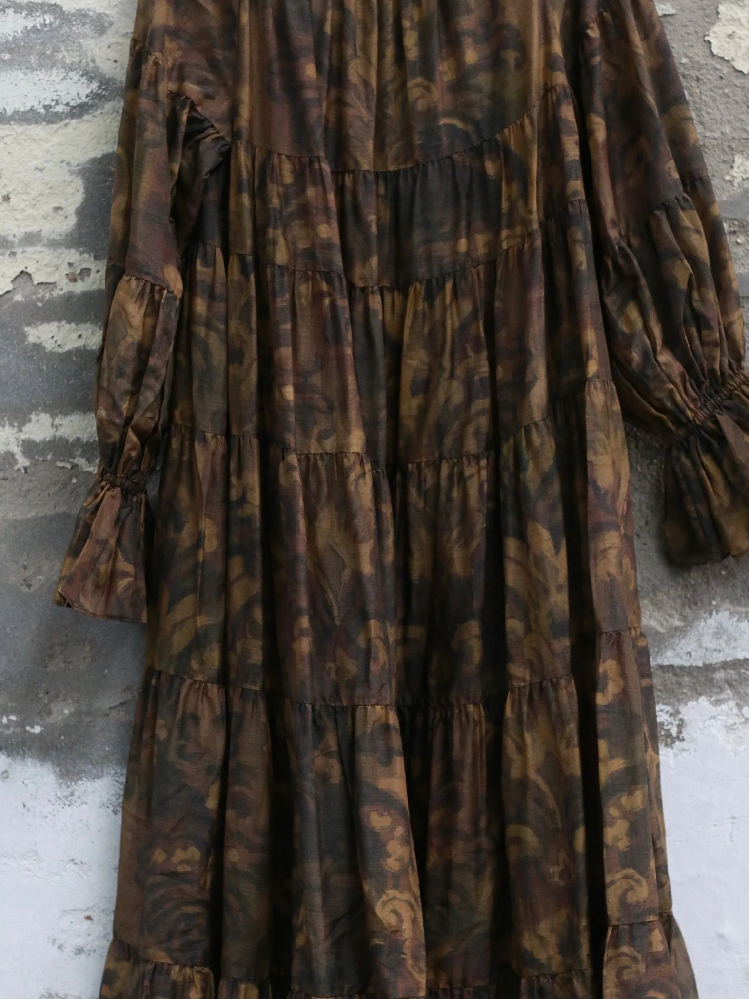 INTO THE EAST Spring/Summer 2026: Acanthus Oil Paint Long-Sleeved Loose-Fitting Tower Dress ITE-E1JBSSDS21007BR-CZ (Tea Brown) - Image 8