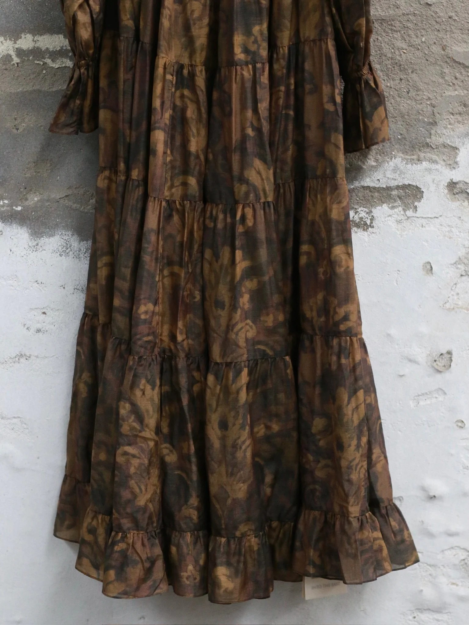 INTO THE EAST Spring/Summer 2026: Acanthus Oil Paint Long-Sleeved Loose-Fitting Tower Dress ITE-E1JBSSDS21007BR-CZ (Tea Brown) - Image 9