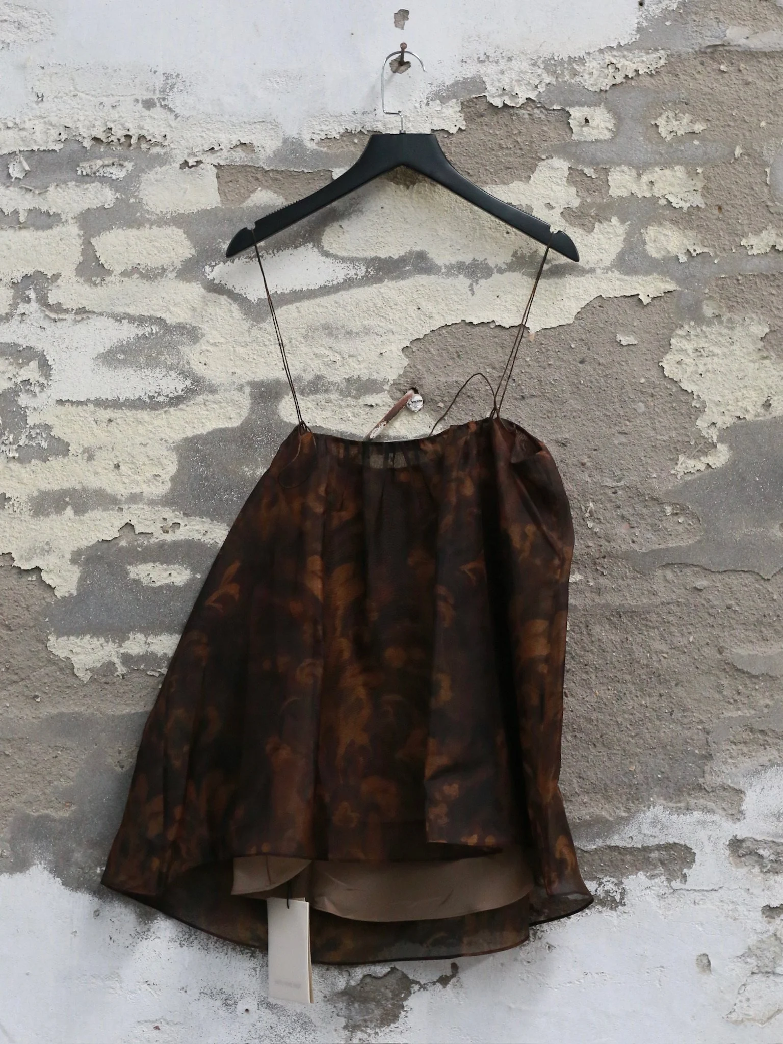 INTO THE EAST Spring/Summer 2026: Acanthus Oil Paint Organza Camisole Top ITE-E1JBSSTP21006-CZ (Tea Brown) - Image 10