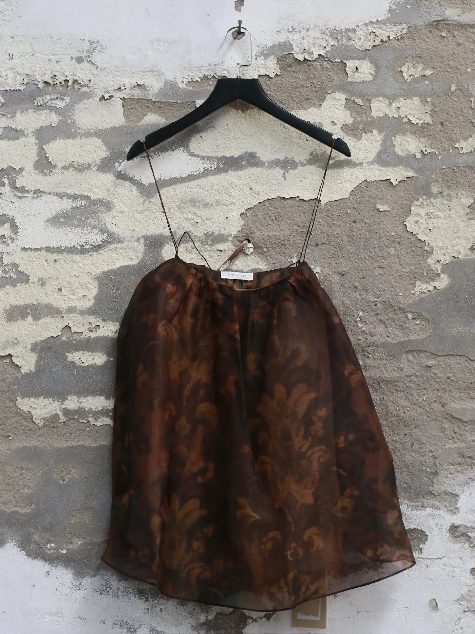 INTO THE EAST Spring/Summer 2026: Acanthus Oil Paint Organza Camisole Top ITE-E1JBSSTP21006-CZ (Tea Brown) - Image 7