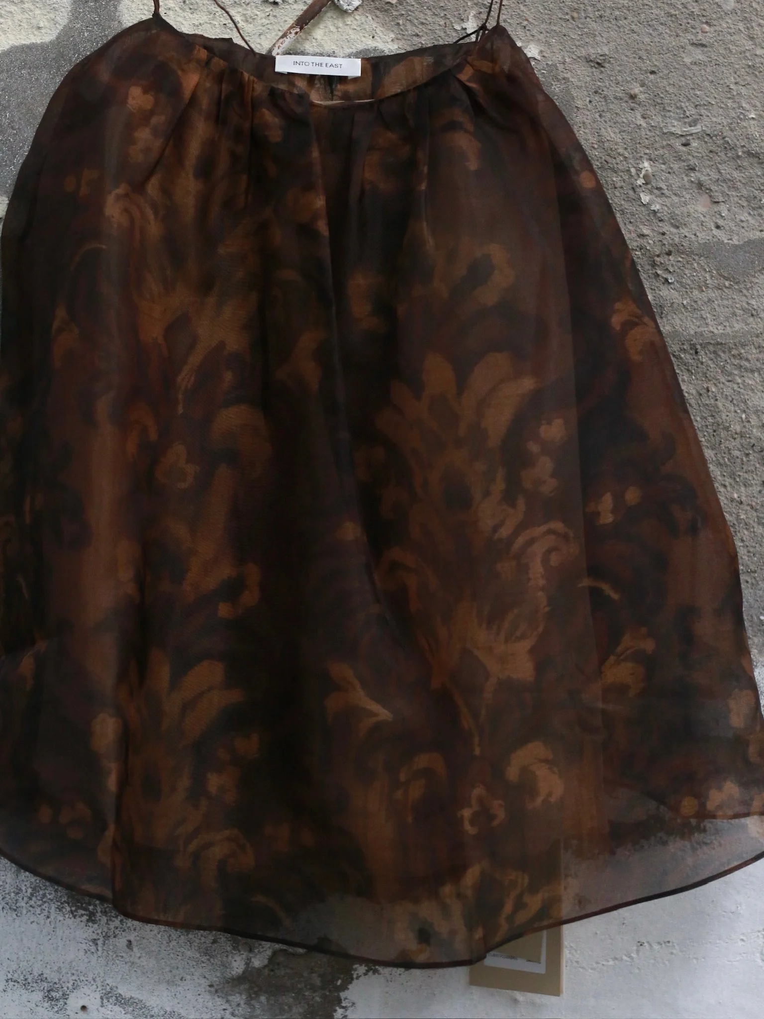 INTO THE EAST Spring/Summer 2026: Acanthus Oil Paint Organza Camisole Top ITE-E1JBSSTP21006-CZ (Tea Brown) - Image 8