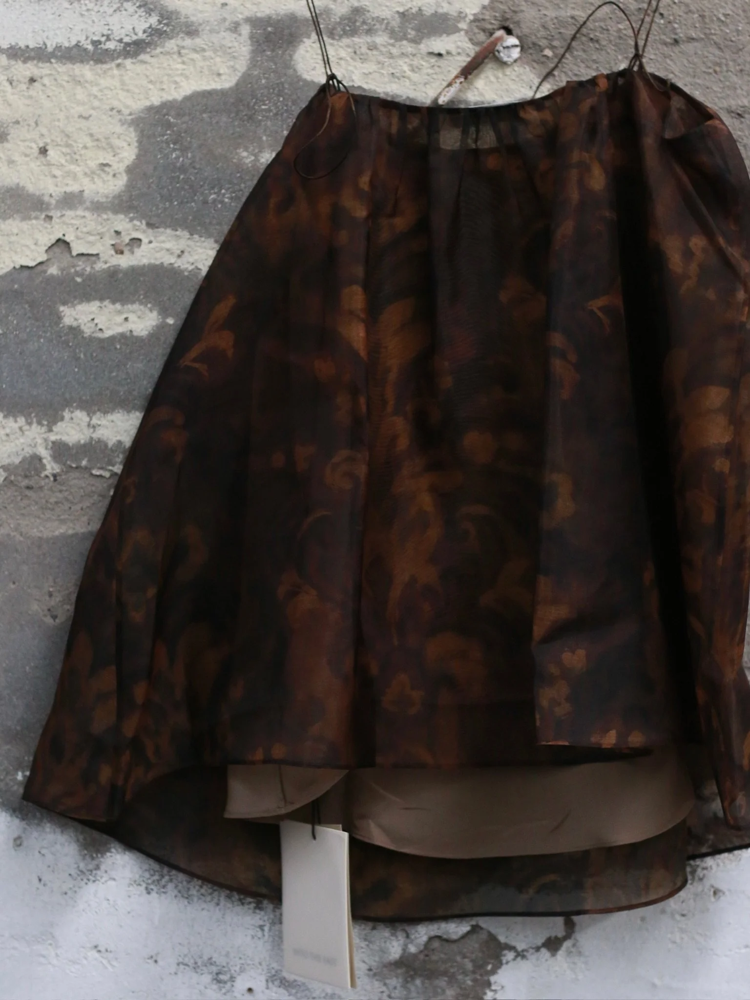INTO THE EAST Spring/Summer 2026: Acanthus Oil Paint Organza Camisole Top ITE-E1JBSSTP21006-CZ (Tea Brown) - Image 9