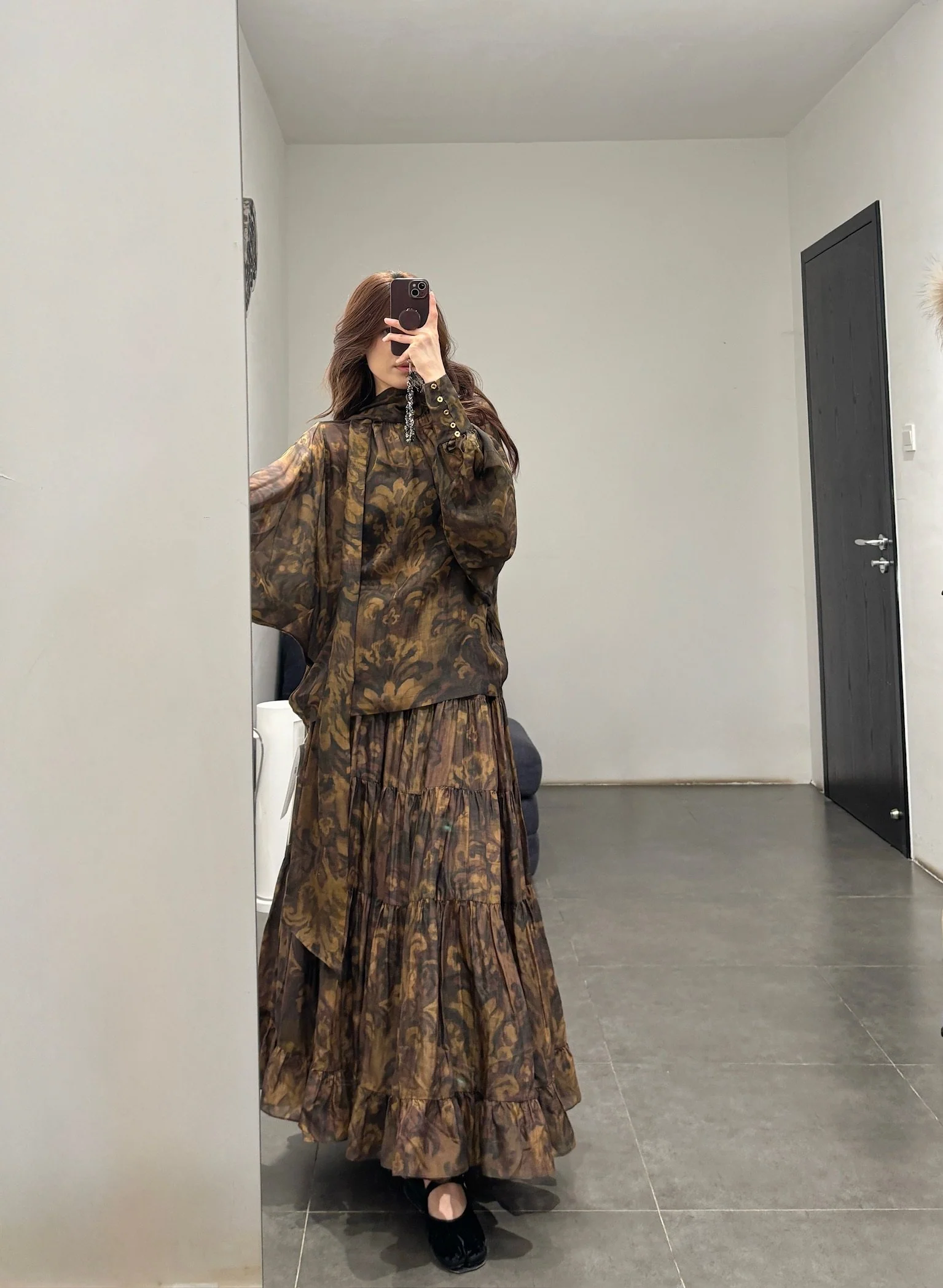 INTO THE EAST Spring/Summer 2026: Acanthus Oil Painted Vest with Chinese Fold Buttons/Multi-Layer Skirt ITE-E1JBSSVE21001-CZ Vest (E1JBSSSK21003) - Image 12
