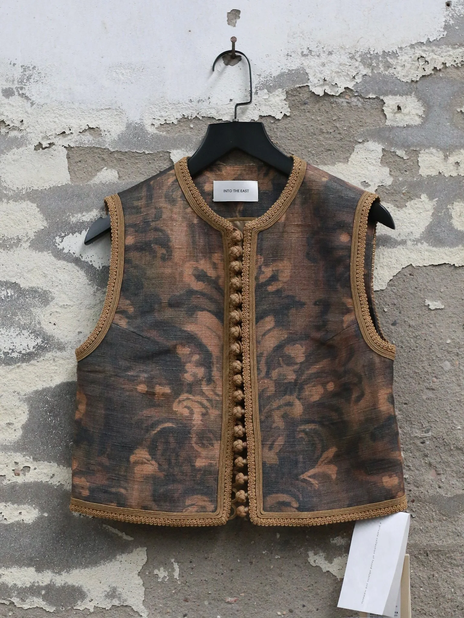 INTO THE EAST Spring/Summer 2026: Acanthus Oil Painted Vest with Chinese Fold Buttons/Multi-Layer Skirt ITE-E1JBSSVE21001-CZ Vest (E1JBSSSK21003) - Image 4