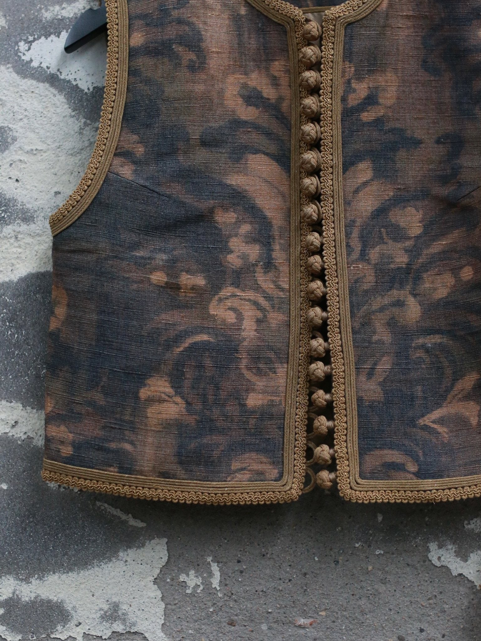 INTO THE EAST Spring/Summer 2026: Acanthus Oil Painted Vest with Chinese Fold Buttons/Multi-Layer Skirt ITE-E1JBSSVE21001-CZ Vest (E1JBSSSK21003) - Image 5