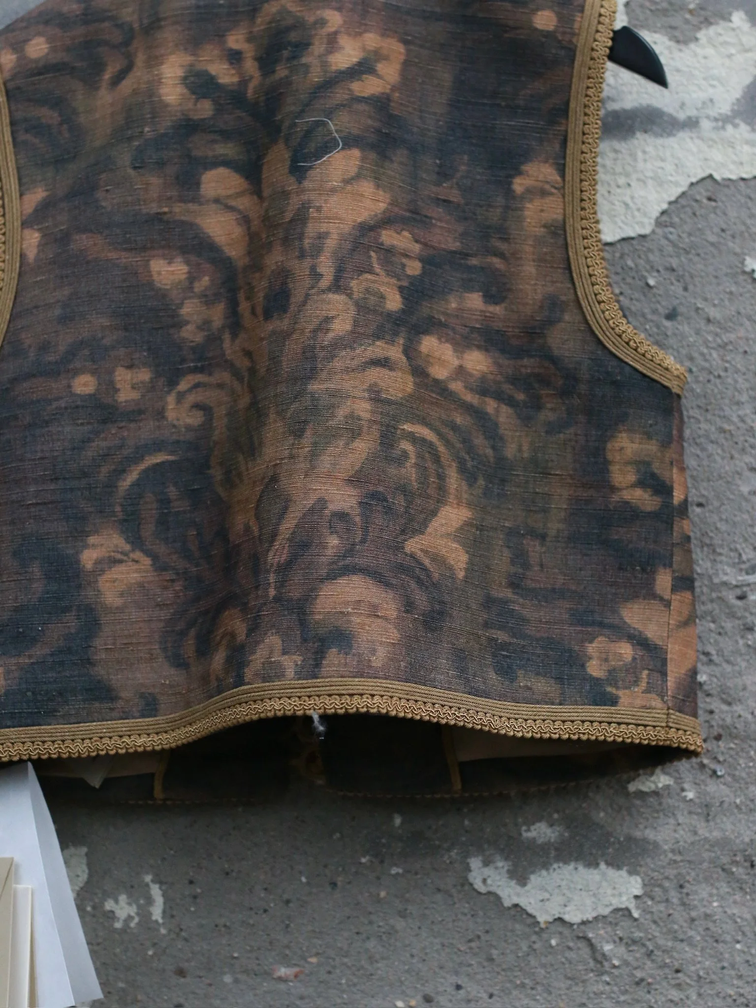 INTO THE EAST Spring/Summer 2026: Acanthus Oil Painted Vest with Chinese Fold Buttons/Multi-Layer Skirt ITE-E1JBSSVE21001-CZ Vest (E1JBSSSK21003) - Image 6
