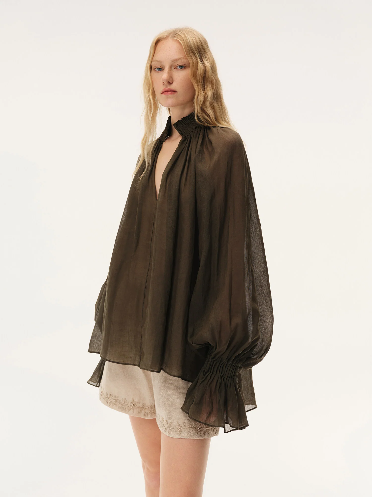 INTO THE EAST Spring/Summer 2026 Sheer Accordion Pleated Turtleneck Shirt ITE-E1JBSSTP20010OL-GLL Olive Green (E1JBSSTP20010CP) - Image 10