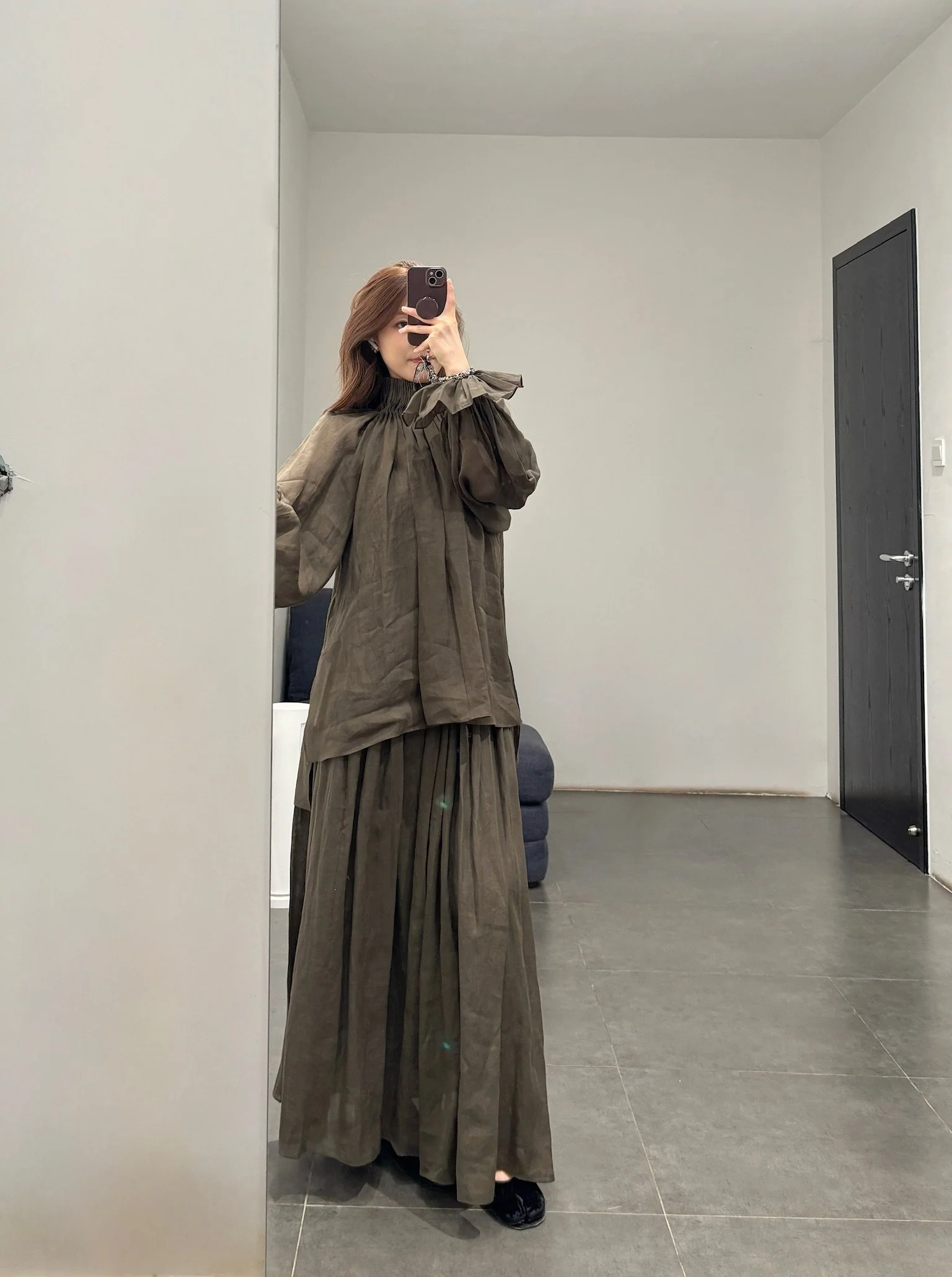 INTO THE EAST Spring/Summer 2026 Sheer Accordion Pleated Turtleneck Shirt ITE-E1JBSSTP20010OL-GLL Olive Green (E1JBSSTP20010CP) - Image 23