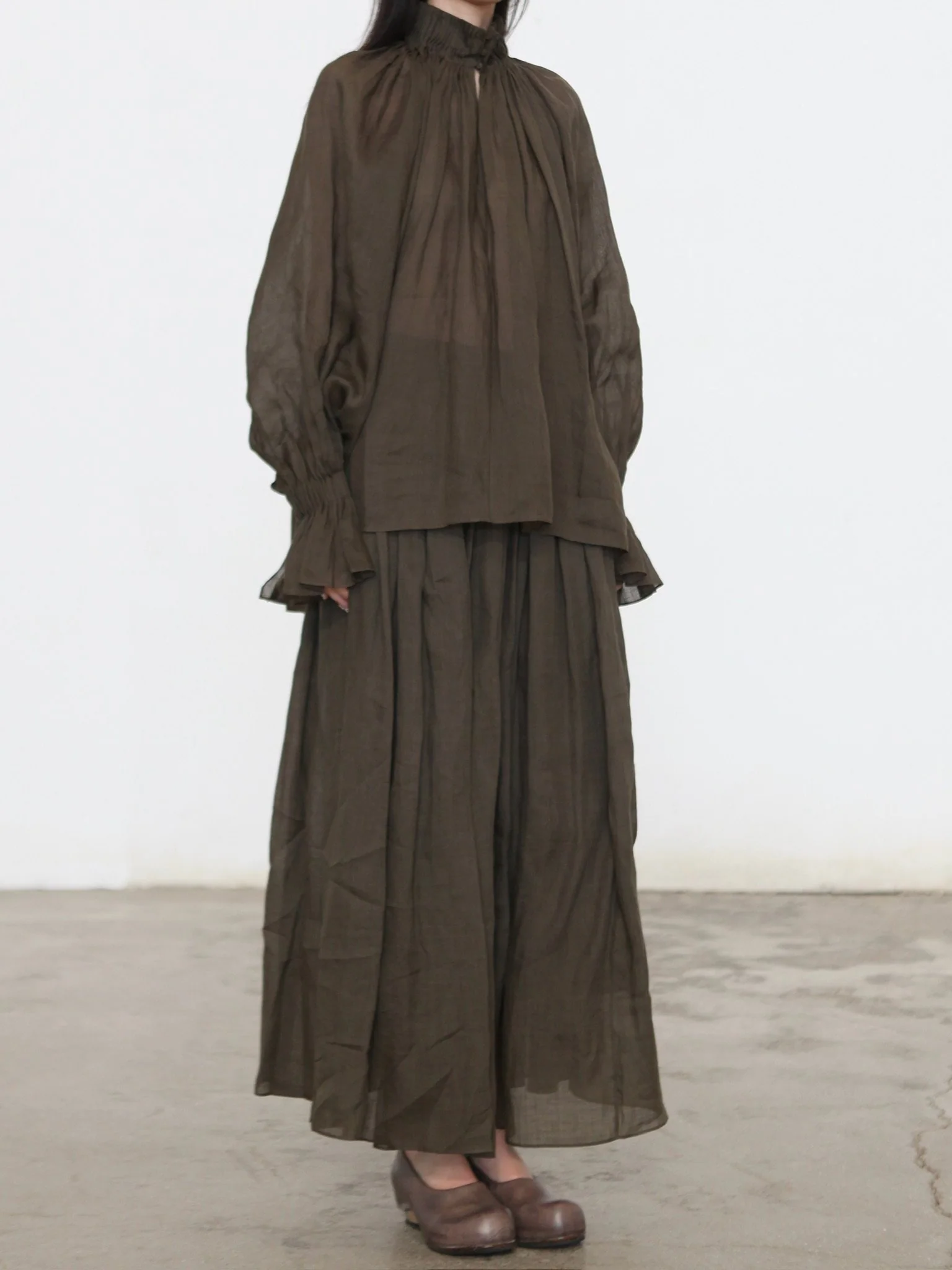 INTO THE EAST Spring/Summer 2026 Sheer Accordion Pleated Turtleneck Shirt ITE-E1JBSSTP20010OL-GLL Olive Green (E1JBSSTP20010CP) - Image 8