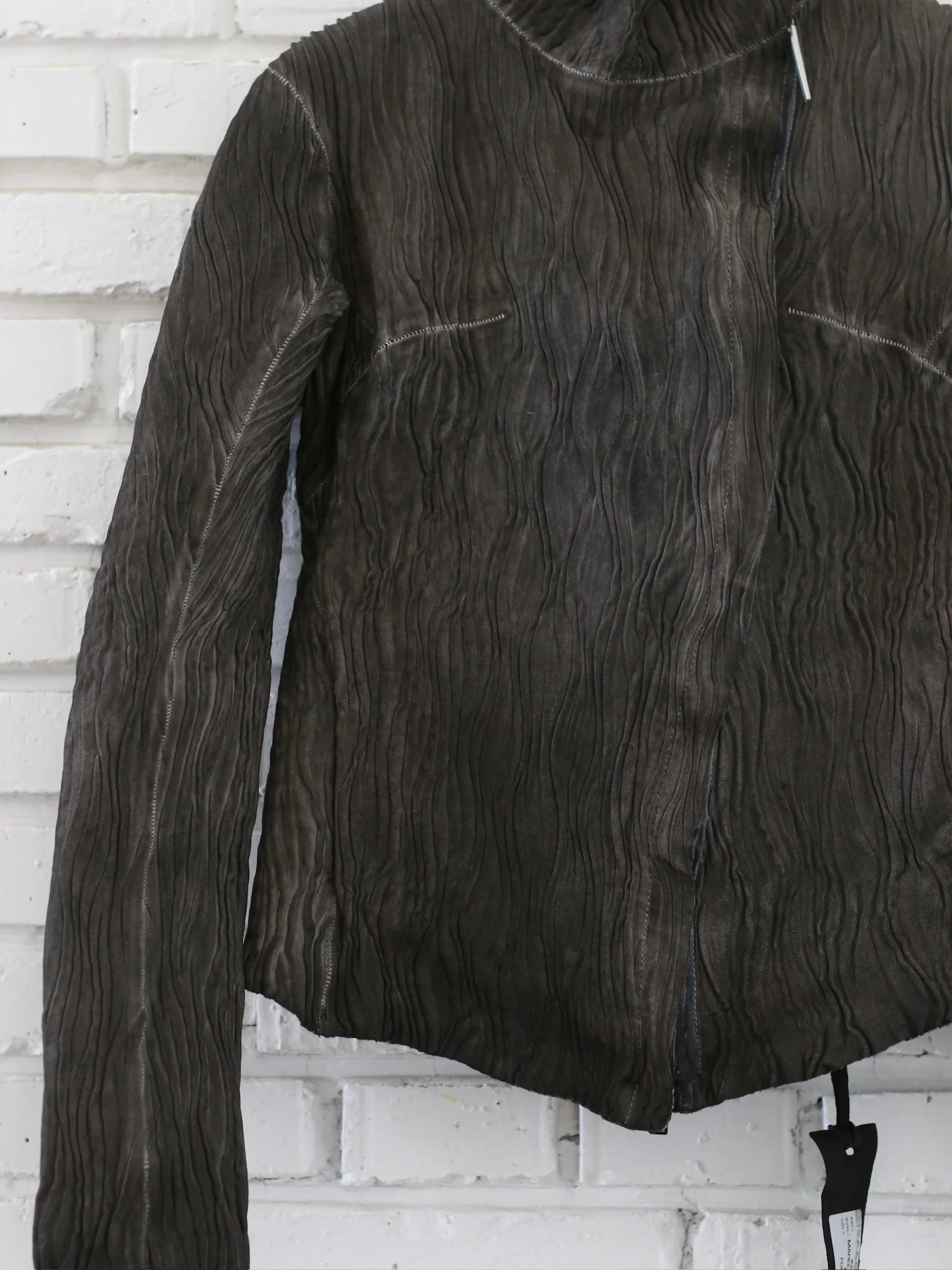 isaac sellam Fall/Winter 2025 High-Neck Asymmetrical Pleated Leather Jacket, Lambskin, France. IS-INCARNÉE-MAREE BASSE H26-PLOMB - Image 4
