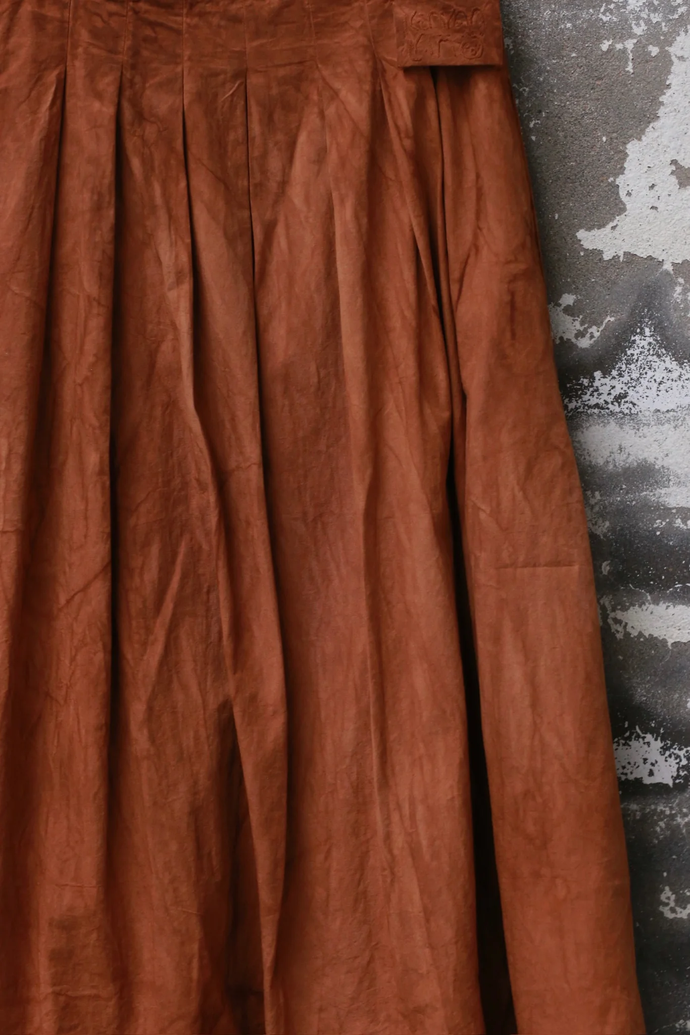 KINYAN LAM 25 Spring/Summer Natural Dye Pleated Balloon Skirt KYL-V2SKT02-BN-ZONG Brown - Image 2