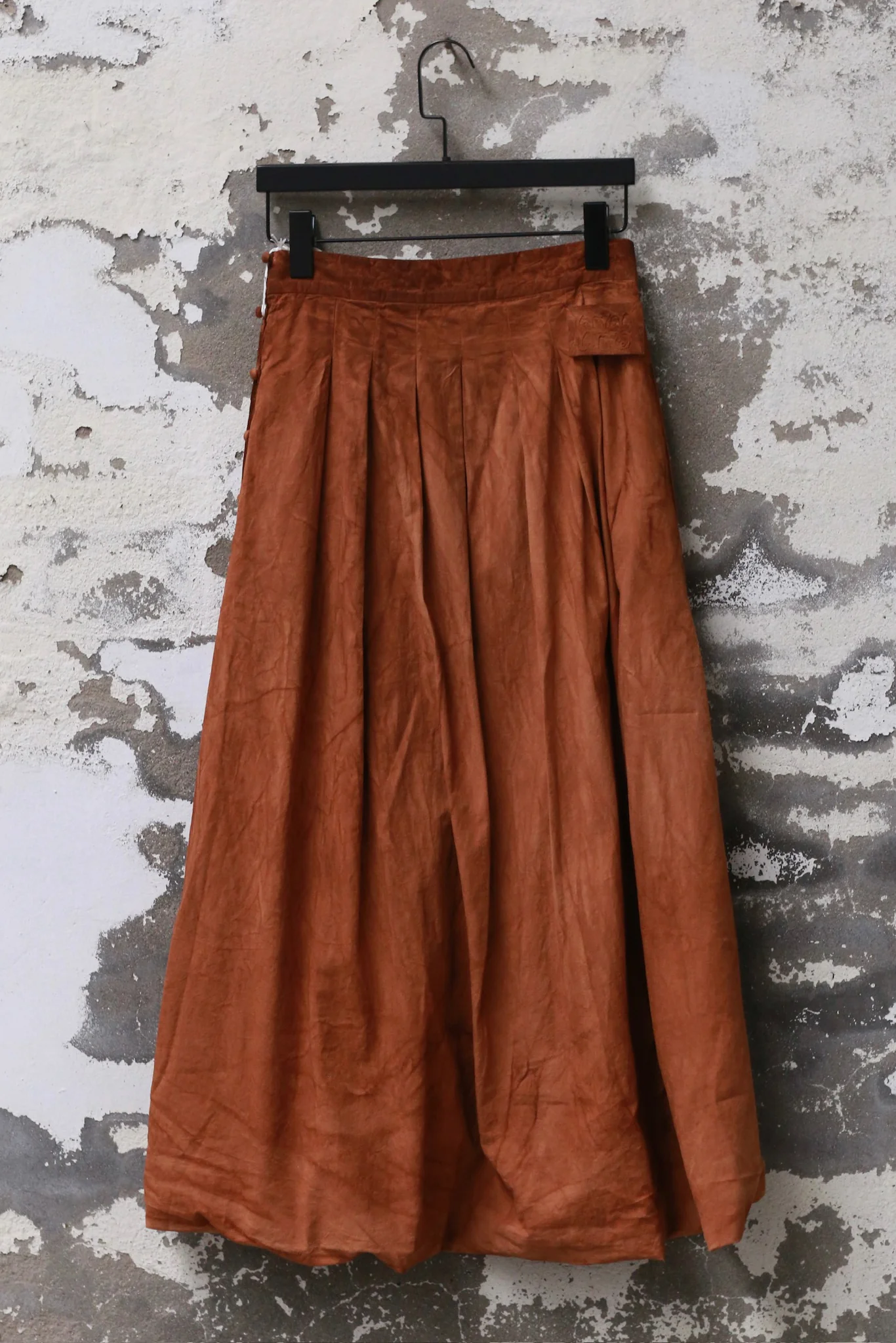 KINYAN LAM 25 Spring/Summer Natural Dye Pleated Balloon Skirt KYL-V2SKT02-BN-ZONG Brown - Image 3