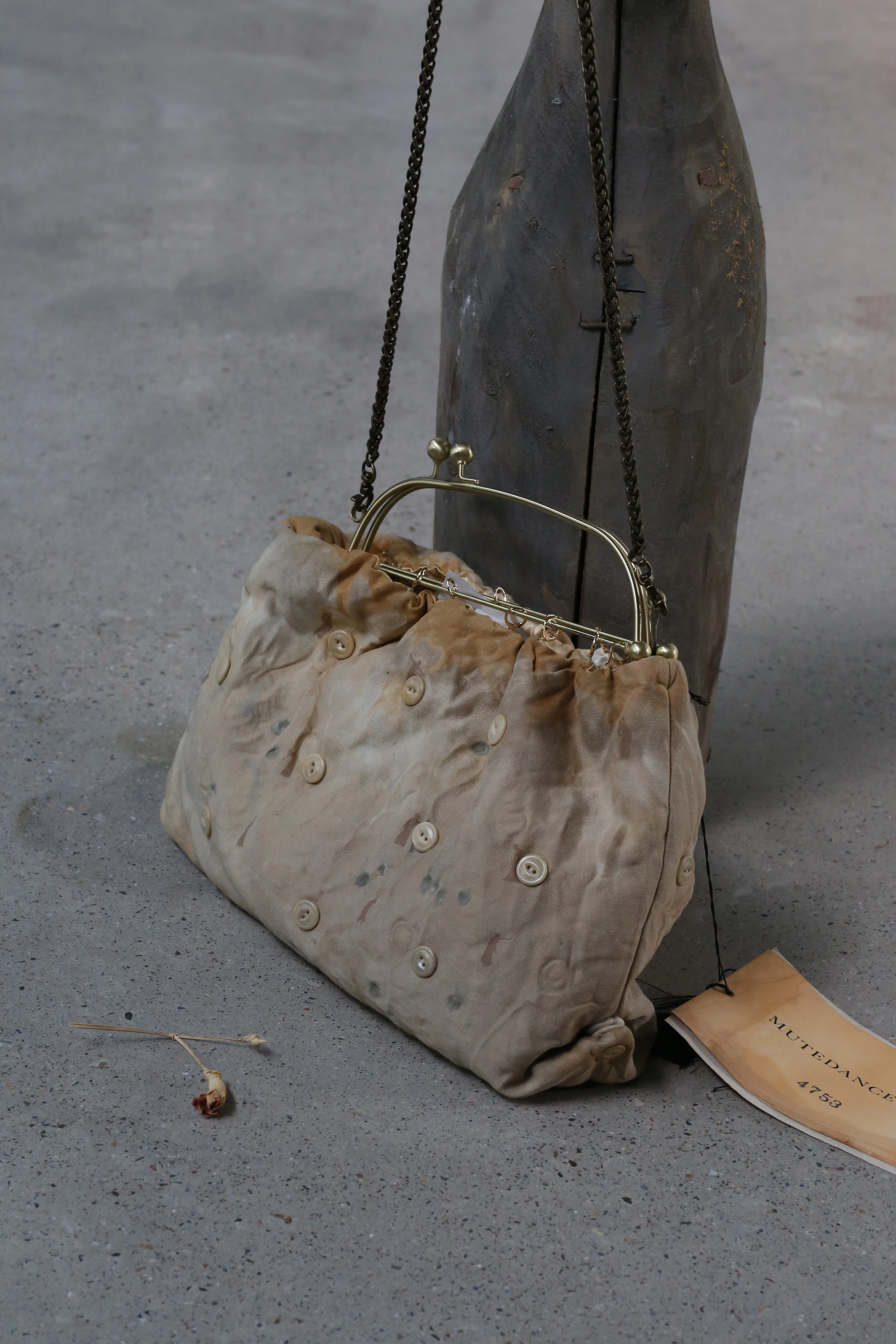 MUTEDANCE buckle dyed sling bag MD21FW71 - Image 4