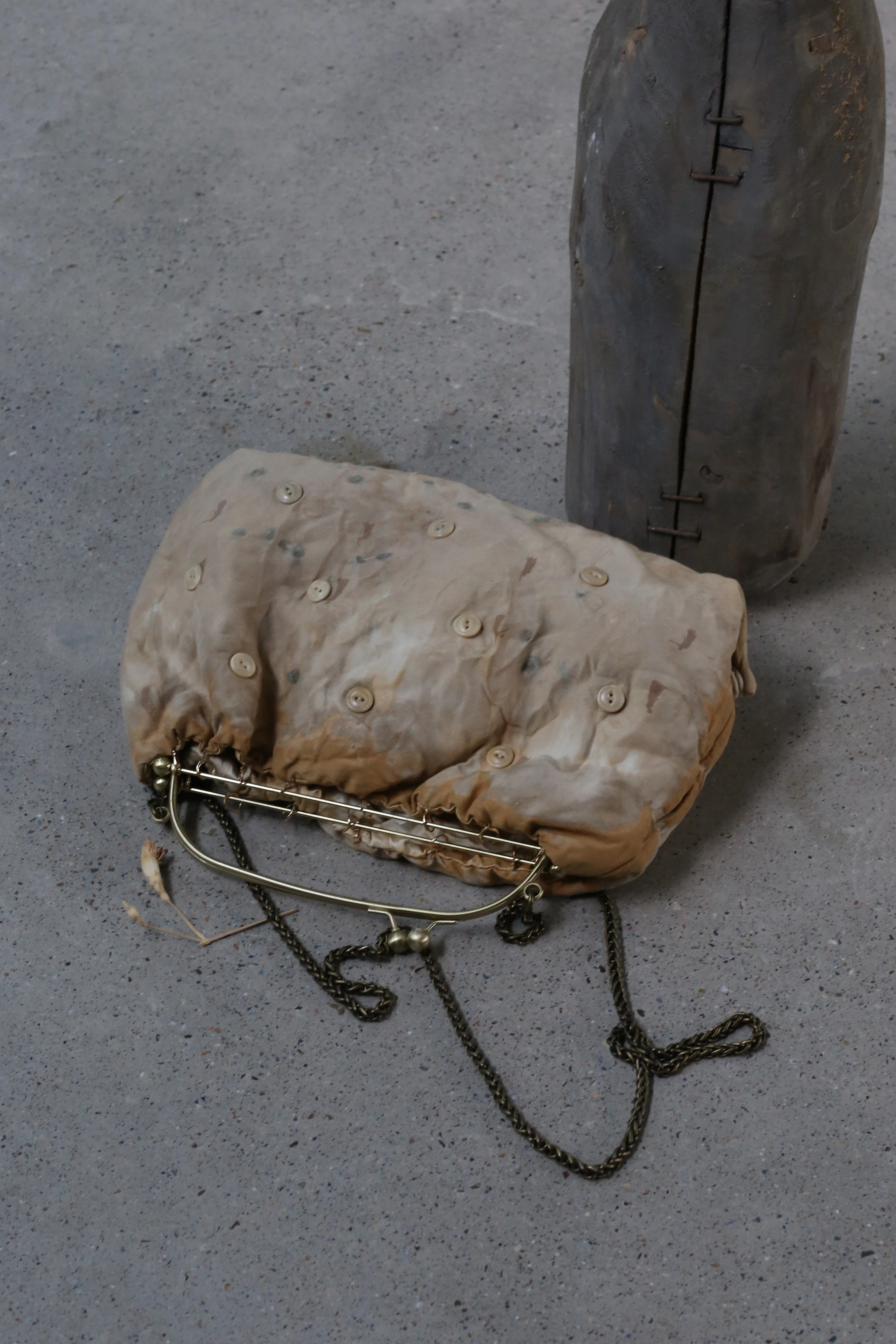 MUTEDANCE buckle dyed sling bag MD21FW71 - Image 5