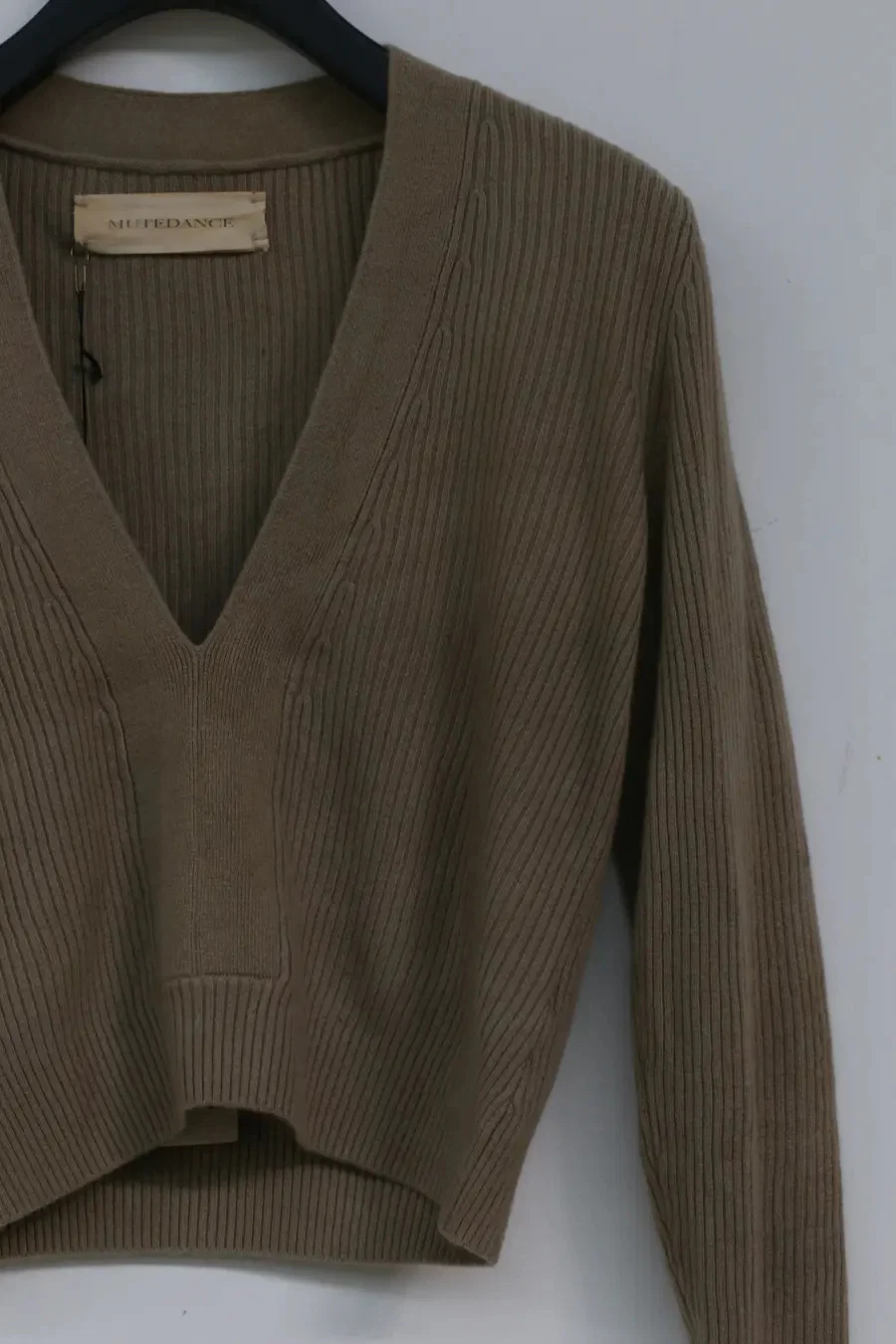 MUTEDANCE V-neck cashmere sweater MD21FW53 - Image 9