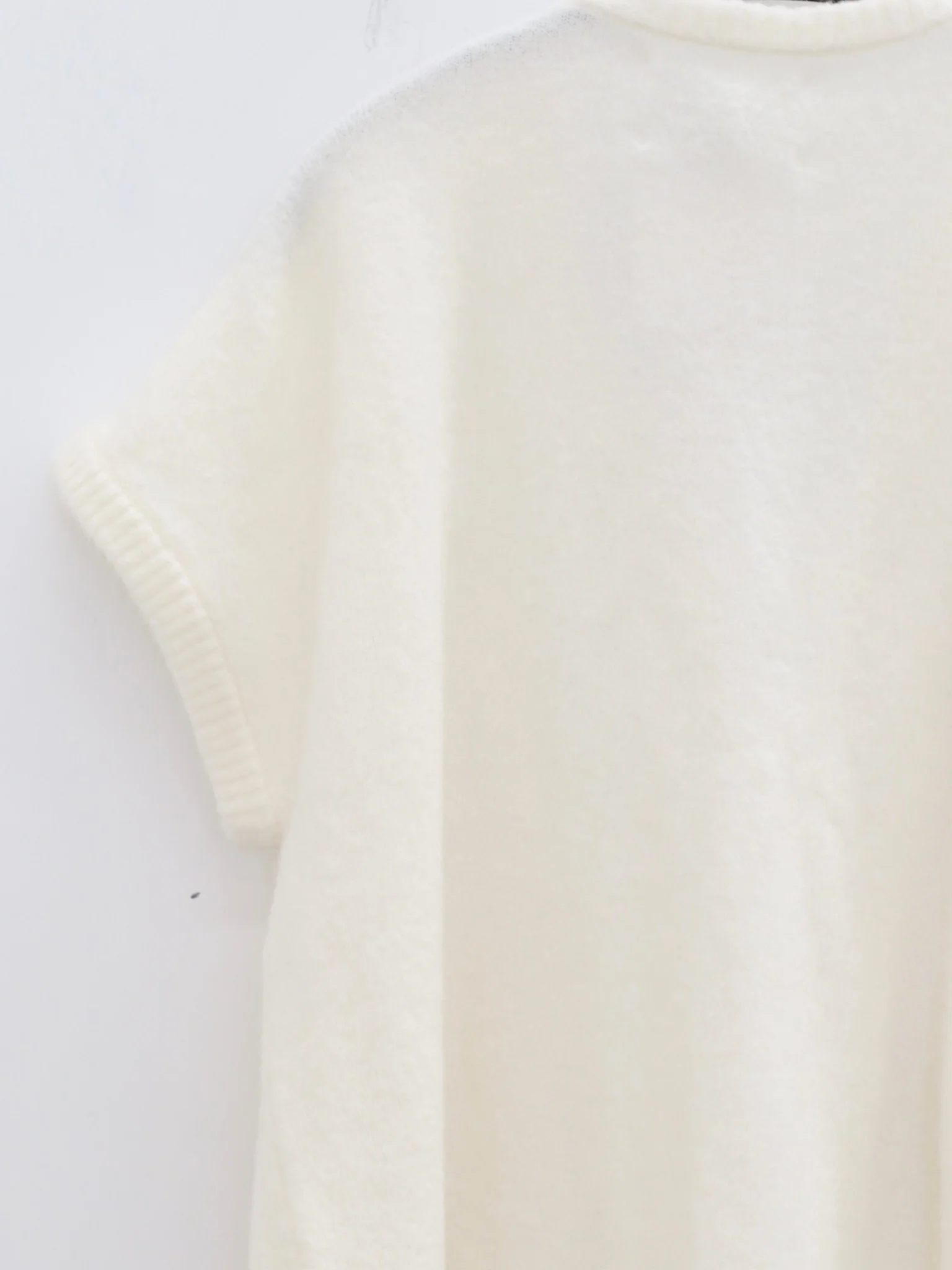 NAN KNITS 25 Autumn and Winter Three-dimensional Floral Slant-Breasted Vest NAN-N25AWVE05WHI-BAI White - Image 3