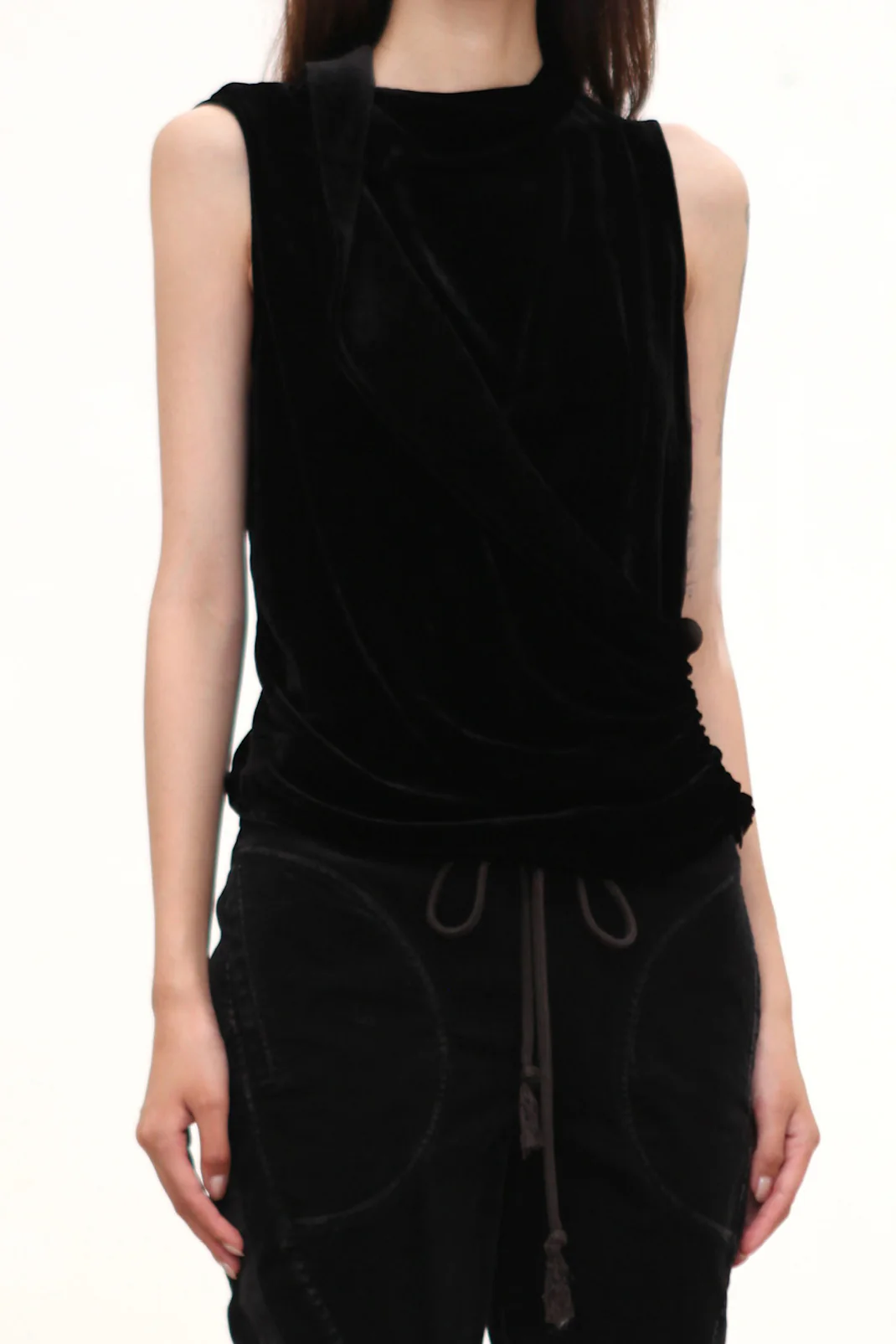 OUDE WAAG 25 autumn and winter halter neck draped velvet vest OW-OW-25AW-TP13-HEI black