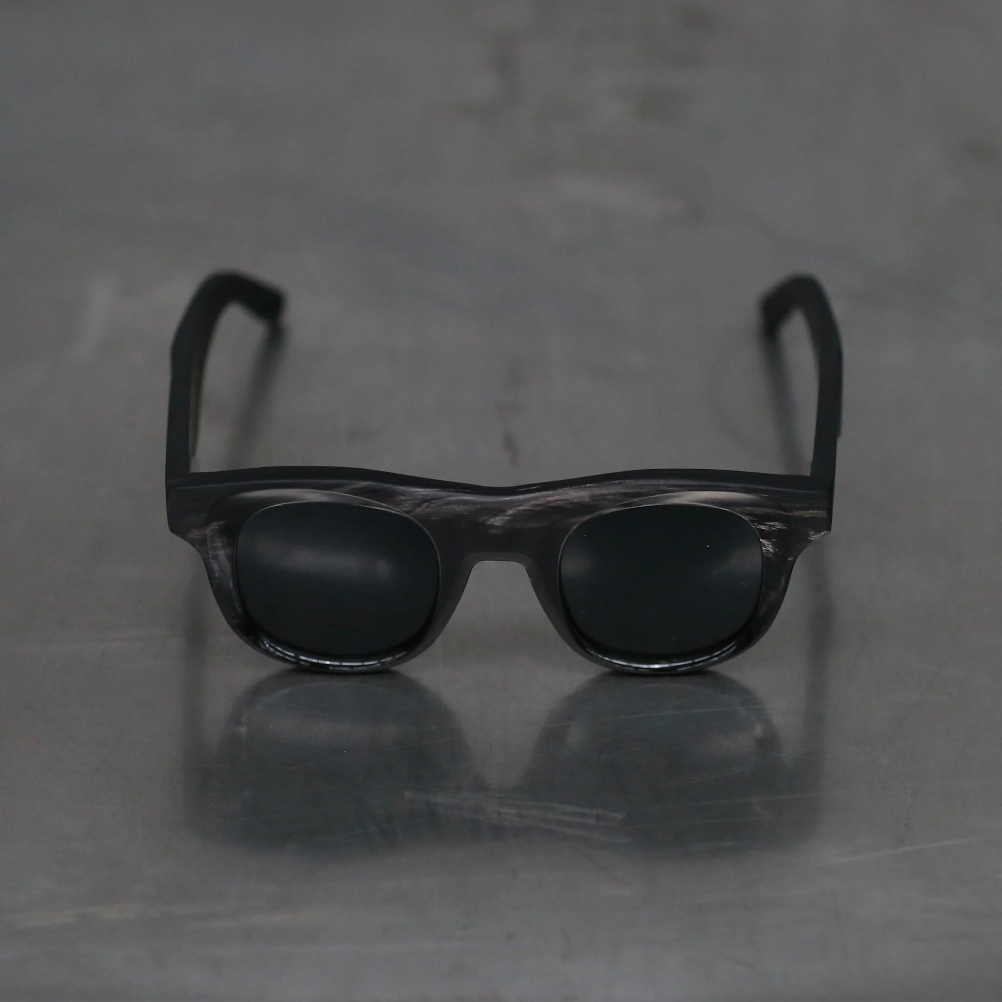 RIGARDS*UMA WANG Collaboration RG00UW20 'SAMMY' Series Buffalo Horn Sunglasses RG-RG00UW20 'SAMMY'-UNI.HBKSHP (UNI. BLACK&WHITE D.GRAY LENS) - Image 2