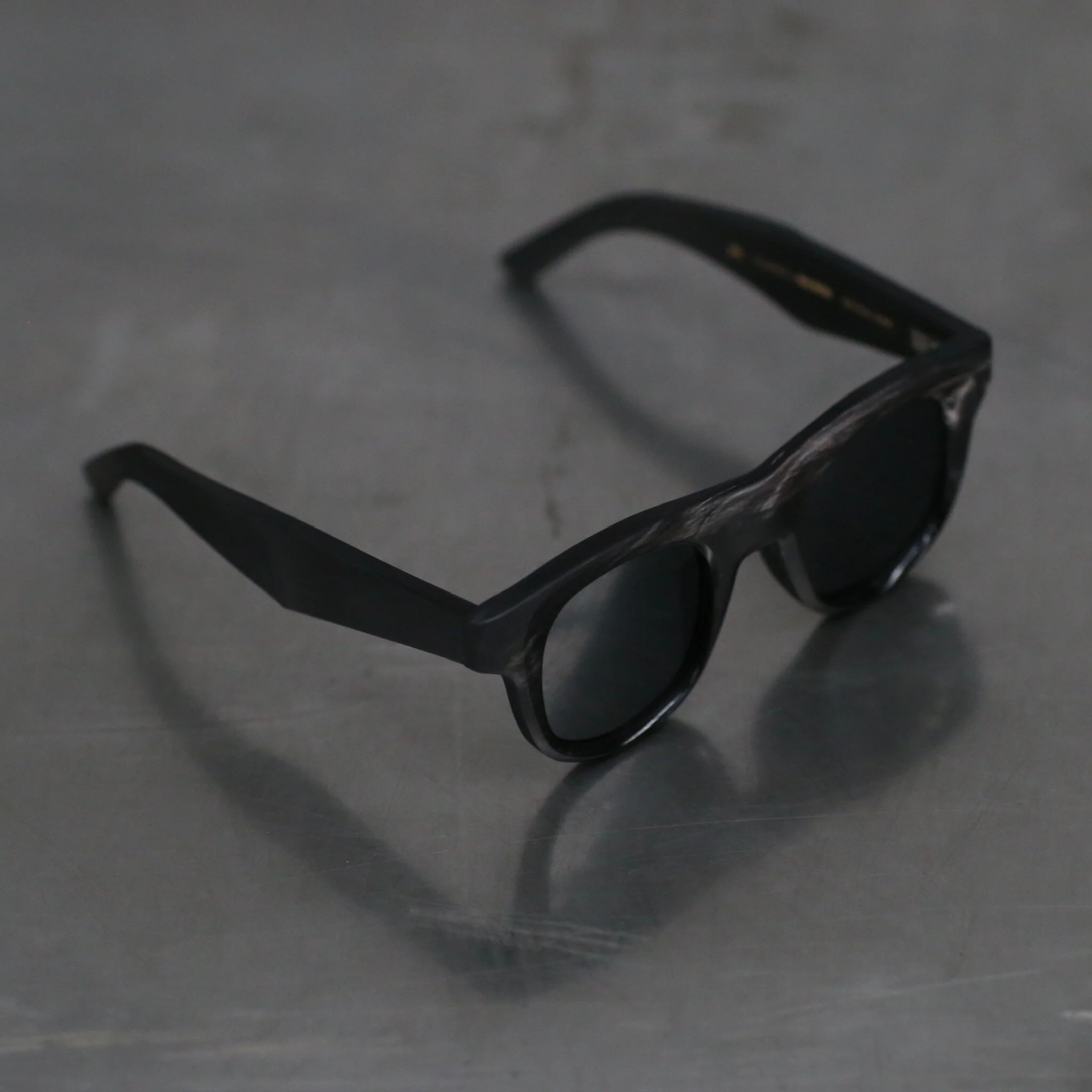 RIGARDS*UMA WANG Collaboration RG00UW20 'SAMMY' Series Buffalo Horn Sunglasses RG-RG00UW20 'SAMMY'-UNI.HBKSHP (UNI. BLACK&WHITE D.GRAY LENS) - Image 3