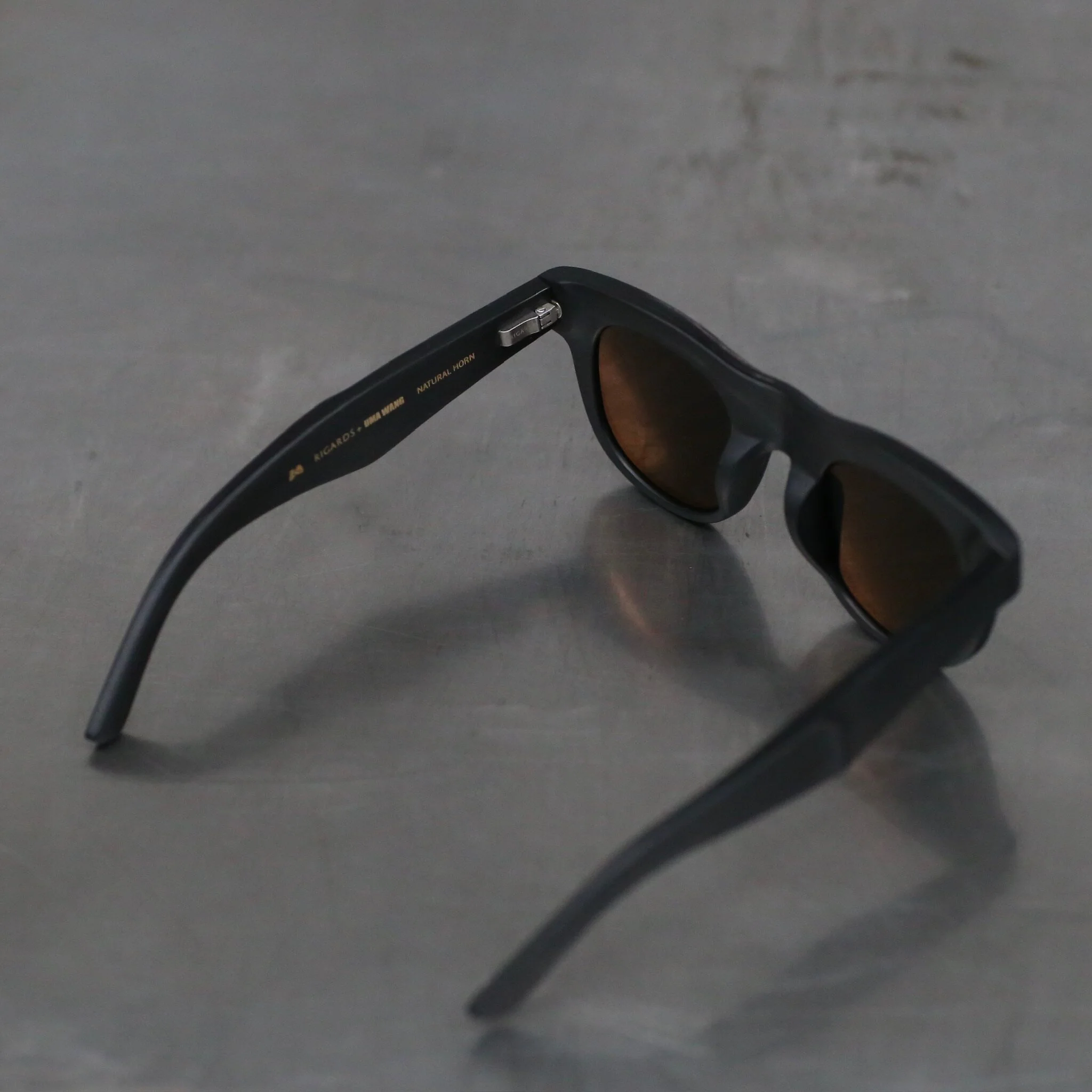 RIGARDS*UMA WANG Collaboration RG00UW20 'SAMMY' Series Buffalo Horn Sunglasses RG-RG00UW20 'SAMMY'-UNI.HBKSHP (UNI. BLACK&WHITE D.GRAY LENS) - Image 4