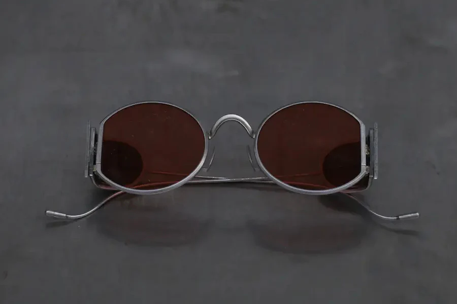 RIGARDS*UMA WANG joint work block frame sunglasses RG00UW10 retro pewter frame carmine red film - Image 2