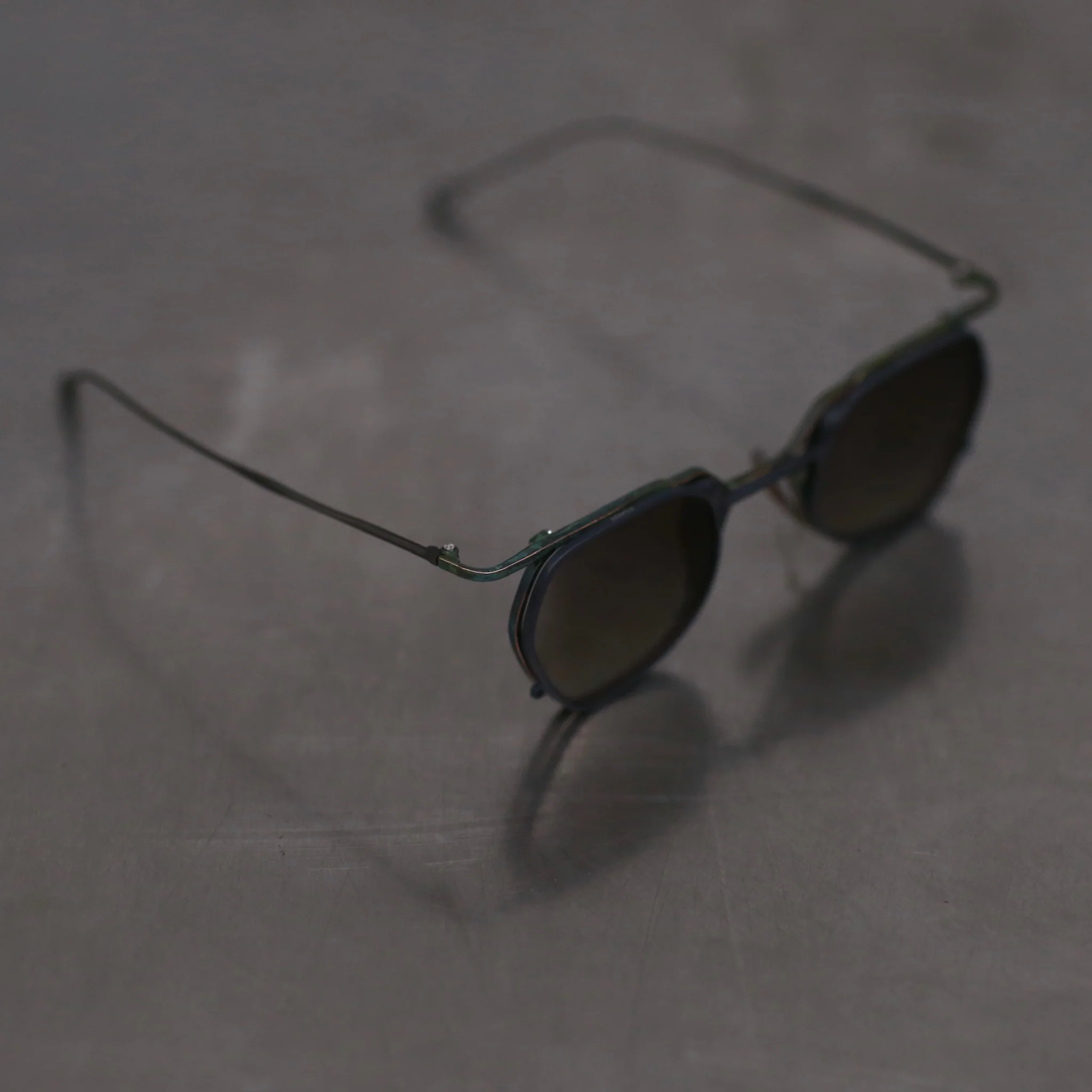 Rigards X TVA joint RG1999TVA series special-shaped double-layer sunglasses RG-RG1999TVA-GYSHTMQT ancient jade + dark gray frame transparent + bronze piece - Image 4