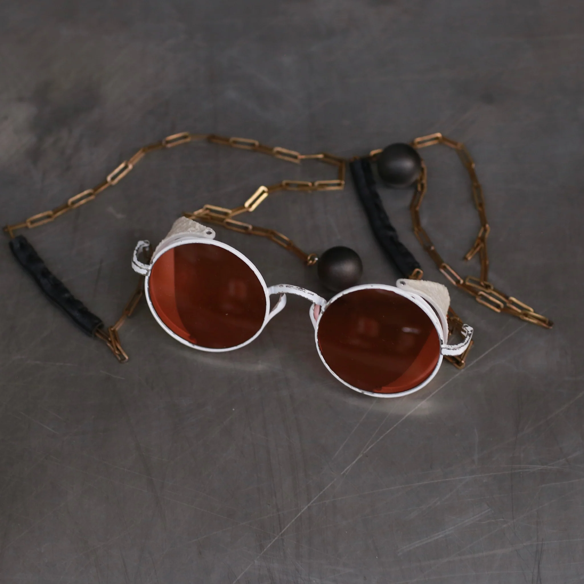 Rigards x UMA WANG joint RG00UW4 series collection beaded sunglasses RG-RG00UW4-FBBYZH chalk white frame rouge red lenses - Image 2