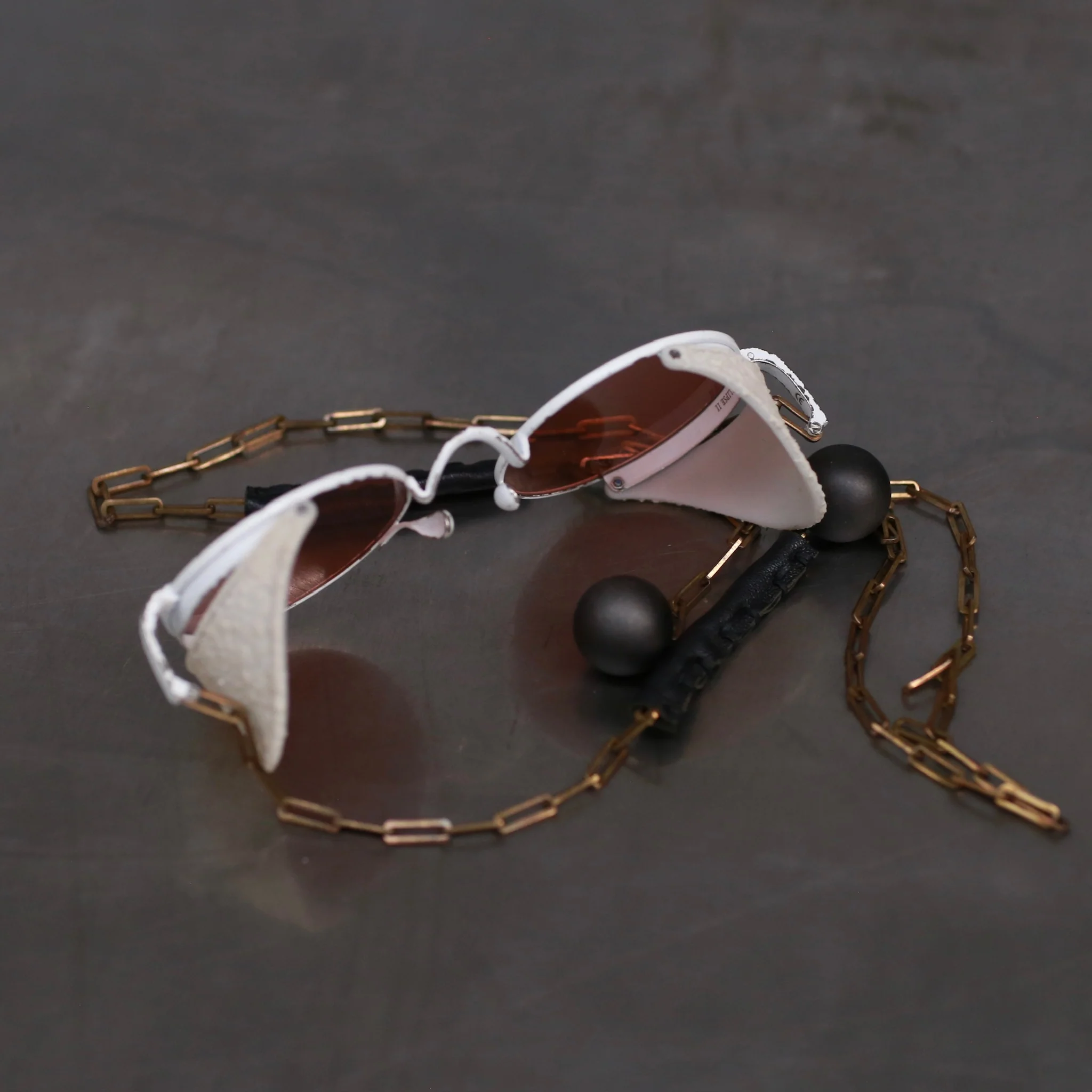 Rigards x UMA WANG joint RG00UW4 series collection beaded sunglasses RG-RG00UW4-FBBYZH chalk white frame rouge red lenses - Image 3