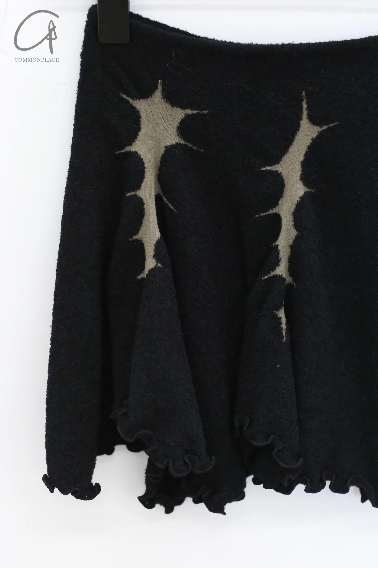 RUI ZHOU 24 autumn and winter thorn intarsia short skirt UI-RAW24KN13-HEI black - Image 2