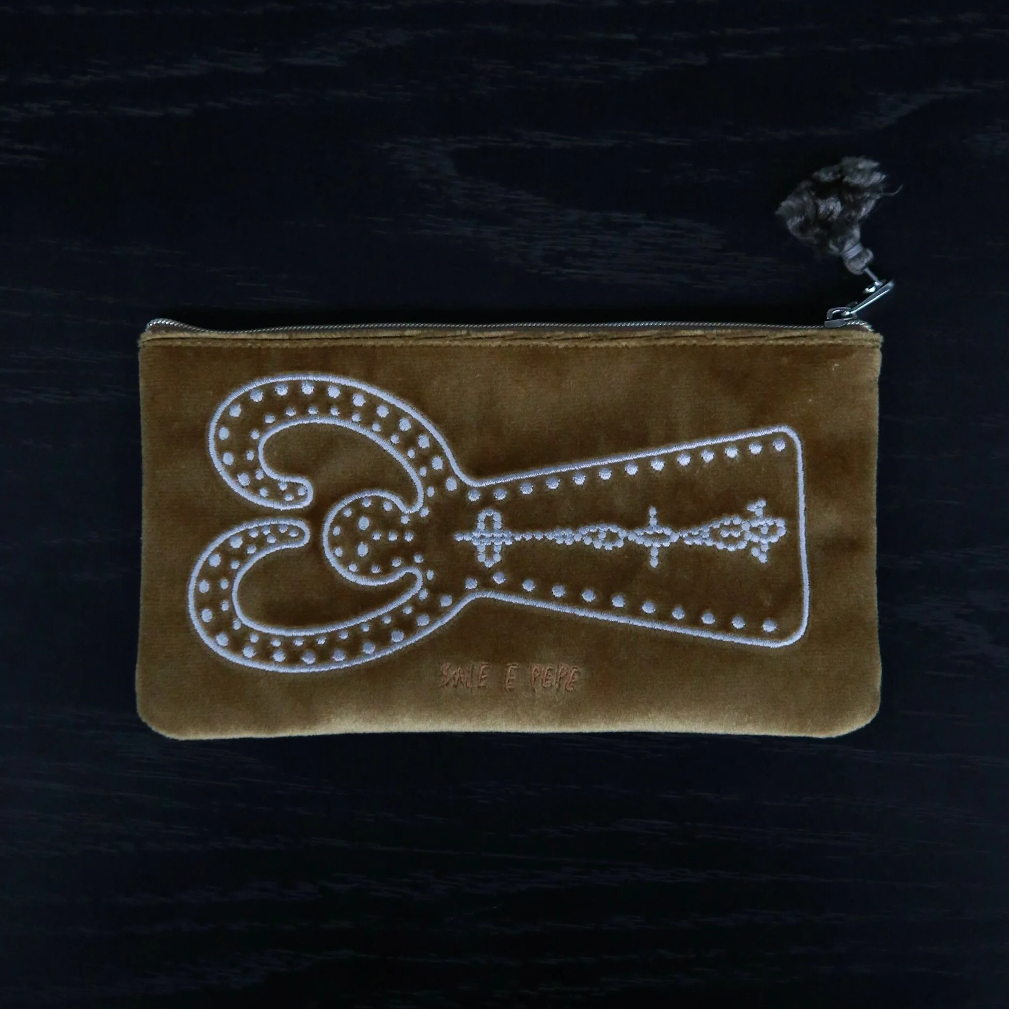 SALE E PEPE 2026 Valentine's Day Collection: Heart-Shaped Calm Person Embroidered Storage Bag SEP-SP05B05-JIN (Gold) - Image 2