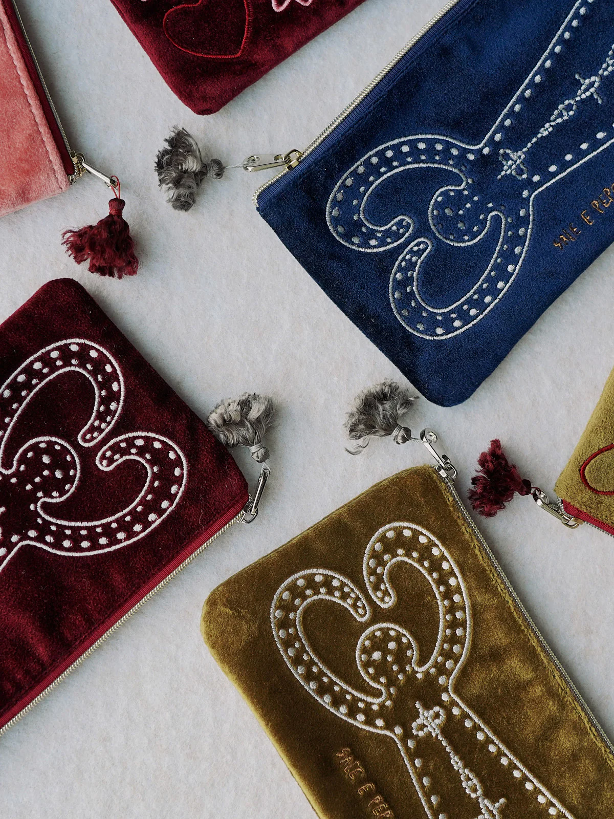 SALE E PEPE 2026 Valentine's Day Collection: Heart-Shaped Calm Person Embroidered Storage Bag SEP-SP05B05-JIN (Gold) - Image 5