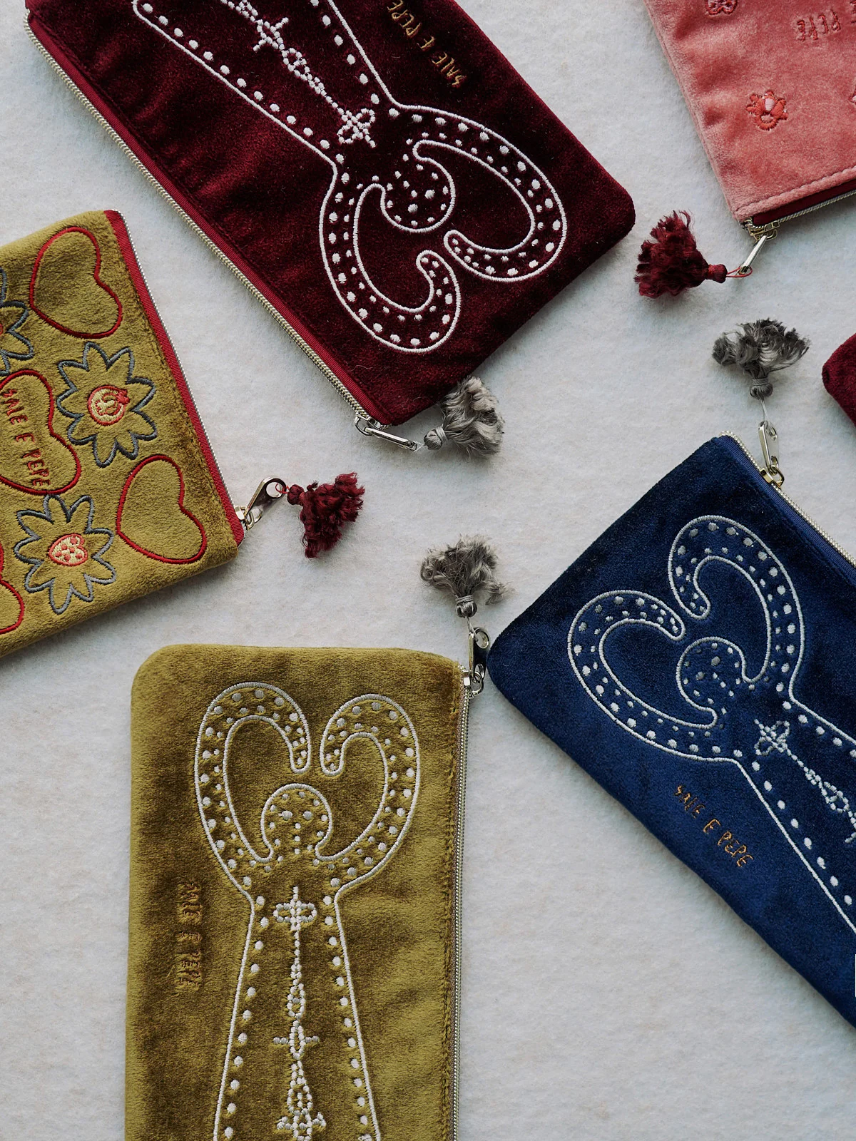 SALE E PEPE 2026 Valentine's Day Collection: Heart-Shaped Calm Person Embroidered Storage Bag SEP-SP05B05-JIN (Gold) - Image 6