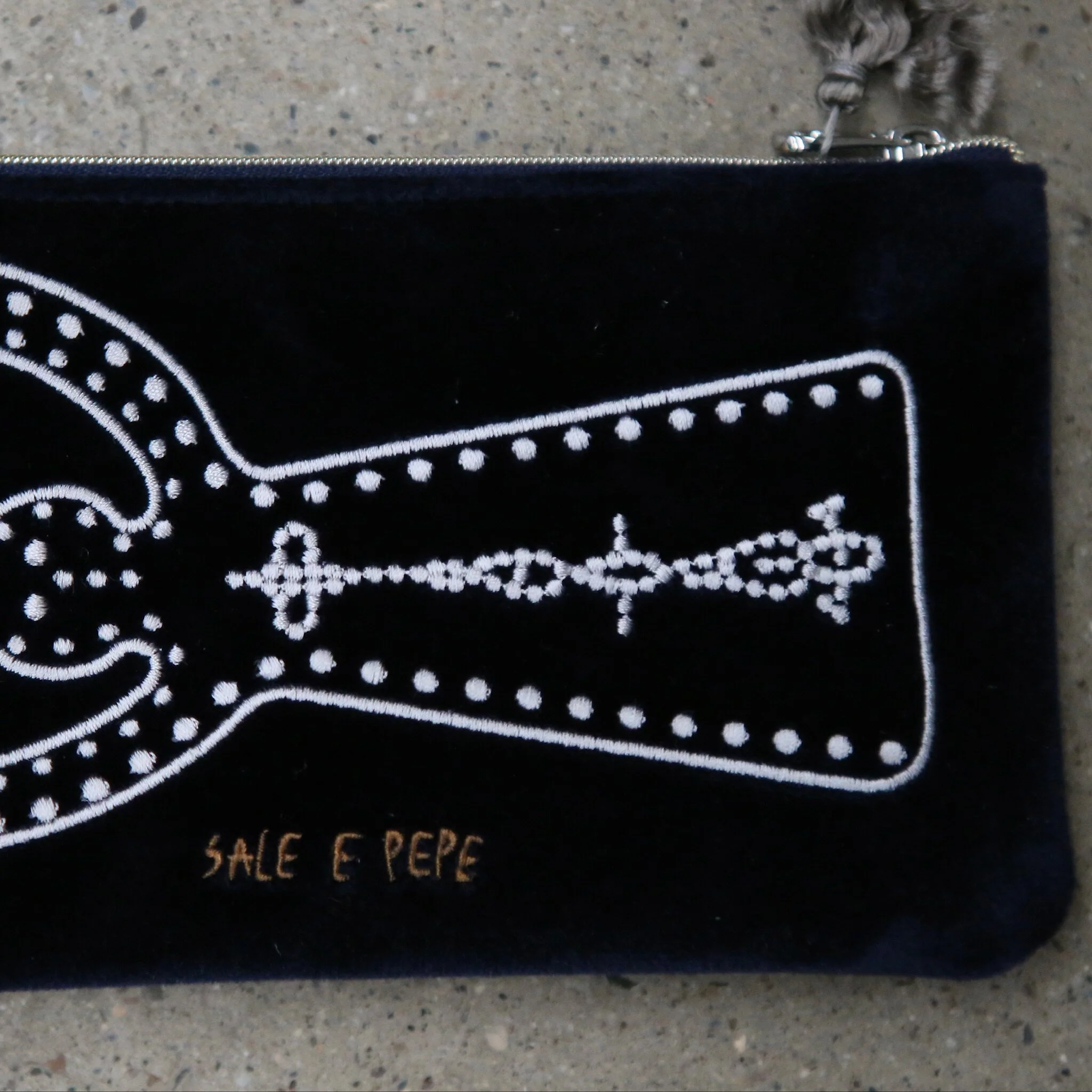 SALE E PEPE 2026 Valentine's Day Collection: Heart-Shaped Calm Person Embroidered Storage Bag SPE-SP05B04-ZL Navy Blue - Image 2