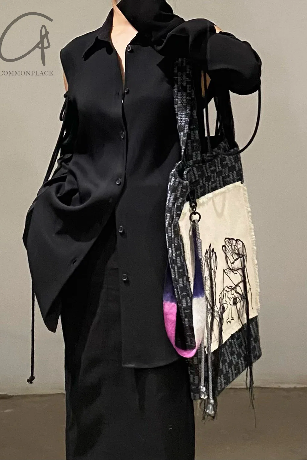 Song for the mute "hands up" handbag 211_TOTEO1E7_LEGOBLU - Image 12