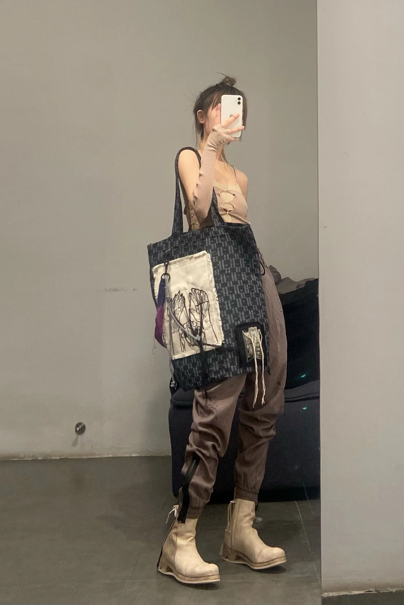 Song for the mute "hands up" handbag 211_TOTEO1E7_LEGOBLU - Image 22