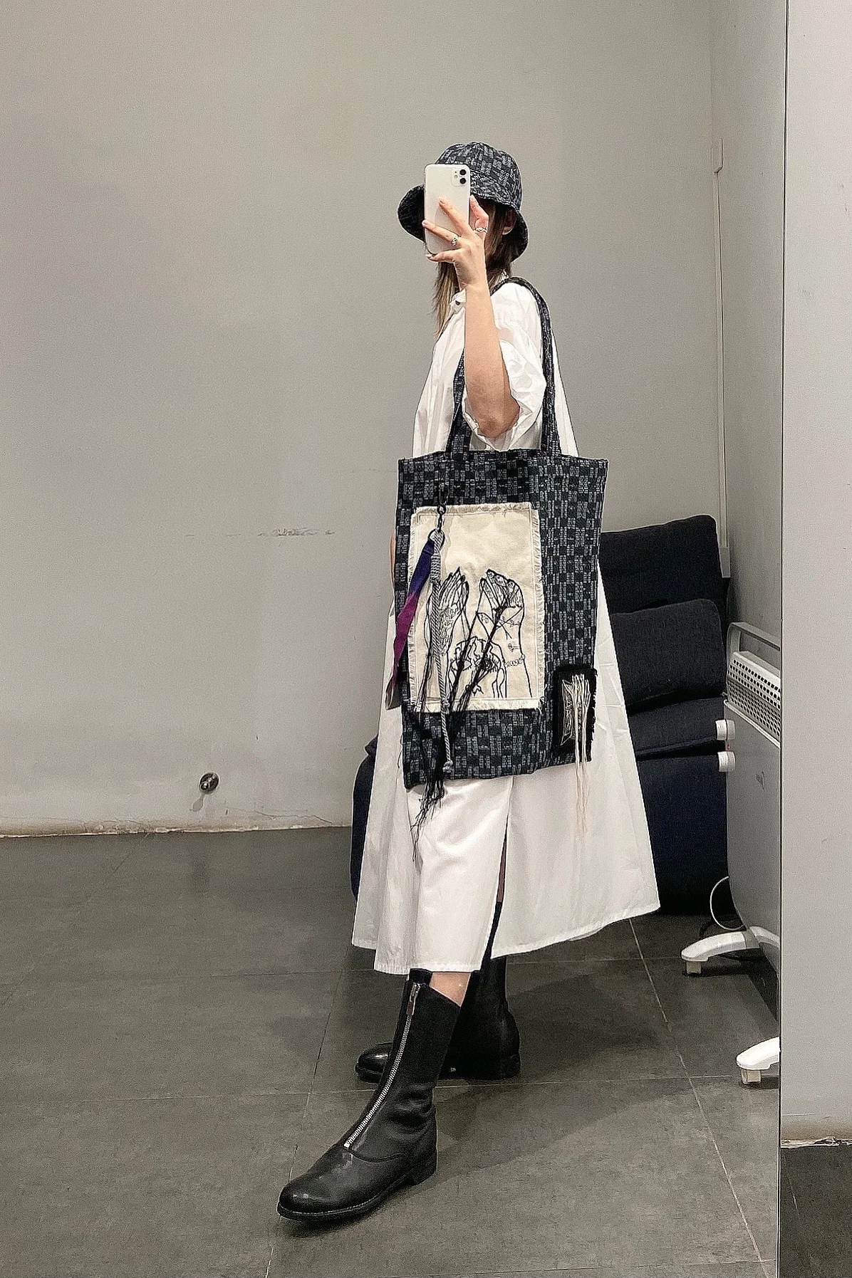 Song for the mute "hands up" handbag 211_TOTEO1E7_LEGOBLU - Image 26