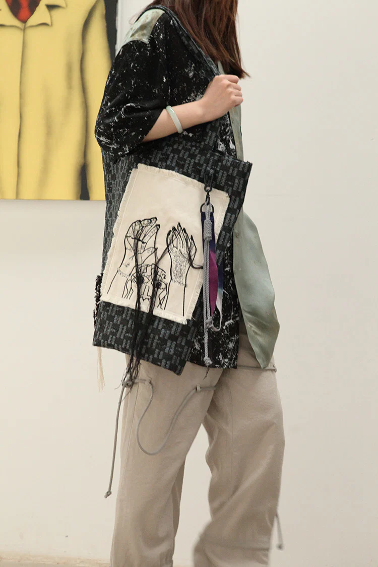 Song for the mute "hands up" handbag 211_TOTEO1E7_LEGOBLU - Image 3
